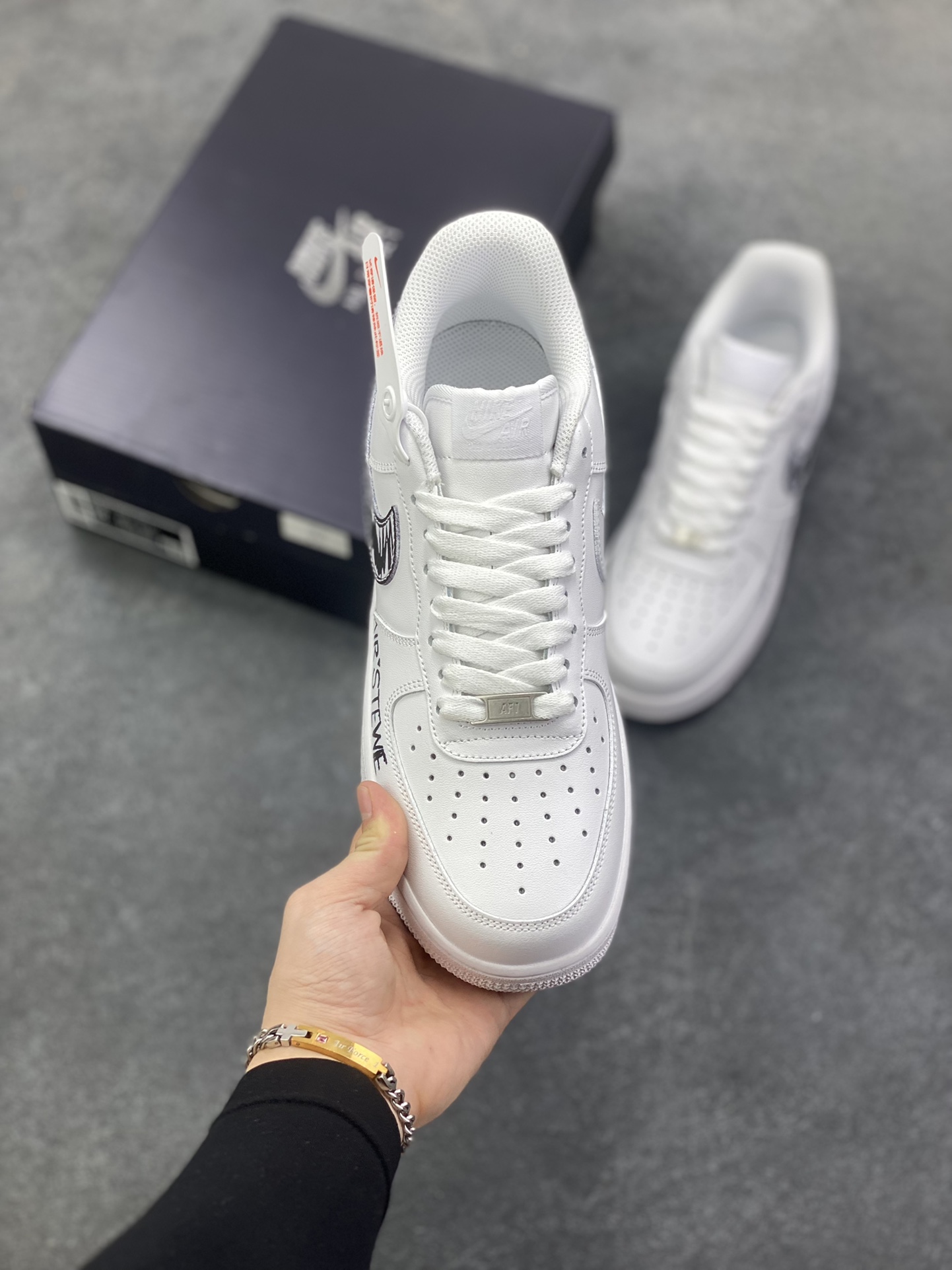 图片[2]-Nike Air Force 1 Low 万圣节白黑涂鸦 原楦头原纸板 打造纯正空军版型 专注外贸渠道 全掌内置蜂窝气垫 原盒配件 原厂中底钢印、拉帮完美 货号：FV5159-111 尺码：36 36.5 37.5 38 38.5 39 40 40.5 41 42 42.5 43 44 44.5 45-选品中心