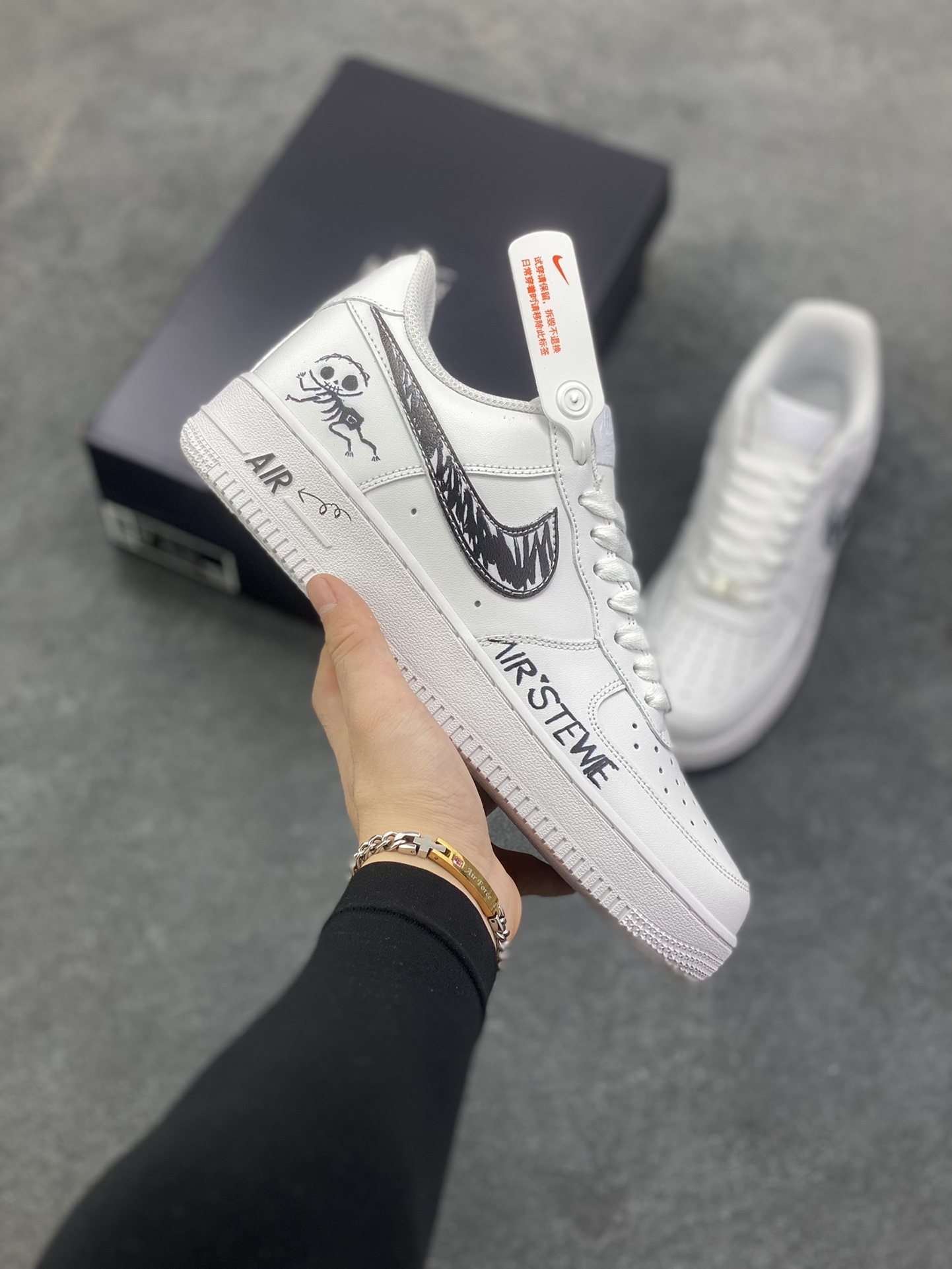 Nike Air Force 1 Low 万圣节白黑涂鸦 原楦头原纸板 打造纯正空军版型 专注外贸渠道 全掌内置蜂窝气垫 原盒配件 原厂中底钢印、拉帮完美 货号：FV5159-111 尺码：36 36.5 37.5 38 38.5 39 40 40.5 41 42 42.5 43 44 44.5 45-选品中心