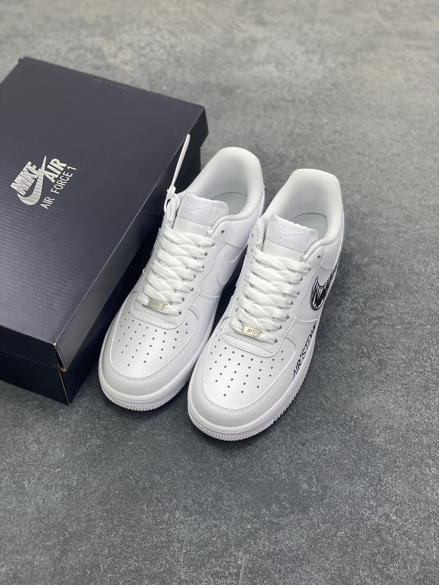 图片[8]-Nike Air Force 1 Low 万圣节白黑涂鸦 原楦头原纸板 打造纯正空军版型 专注外贸渠道 全掌内置蜂窝气垫 原盒配件 原厂中底钢印、拉帮完美 货号：FV5159-111 尺码：36 36.5 37.5 38 38.5 39 40 40.5 41 42 42.5 43 44 44.5 45-选品中心