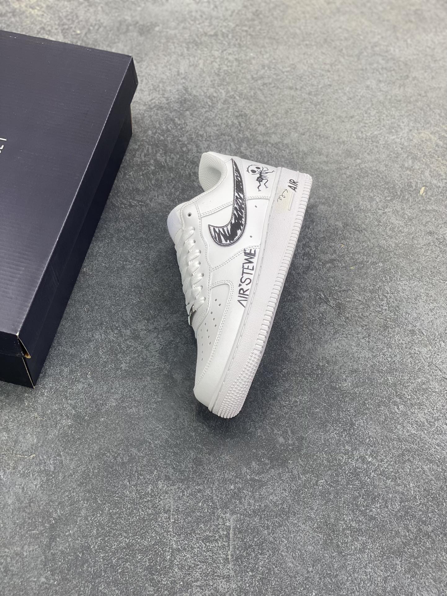 图片[7]-Nike Air Force 1 Low 万圣节白黑涂鸦 原楦头原纸板 打造纯正空军版型 专注外贸渠道 全掌内置蜂窝气垫 原盒配件 原厂中底钢印、拉帮完美 货号：FV5159-111 尺码：36 36.5 37.5 38 38.5 39 40 40.5 41 42 42.5 43 44 44.5 45-选品中心