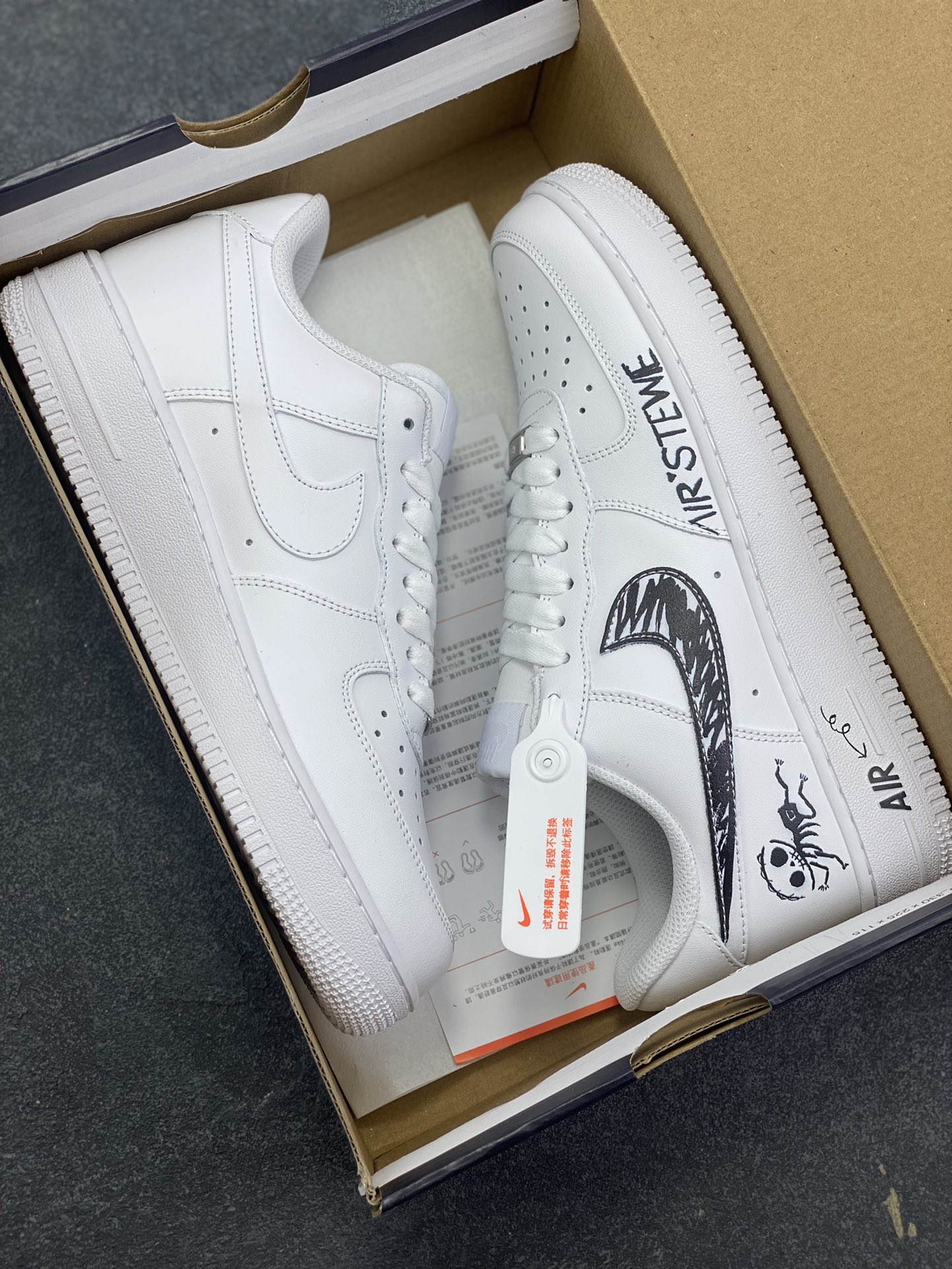 图片[9]-Nike Air Force 1 Low 万圣节白黑涂鸦 原楦头原纸板 打造纯正空军版型 专注外贸渠道 全掌内置蜂窝气垫 原盒配件 原厂中底钢印、拉帮完美 货号：FV5159-111 尺码：36 36.5 37.5 38 38.5 39 40 40.5 41 42 42.5 43 44 44.5 45-选品中心