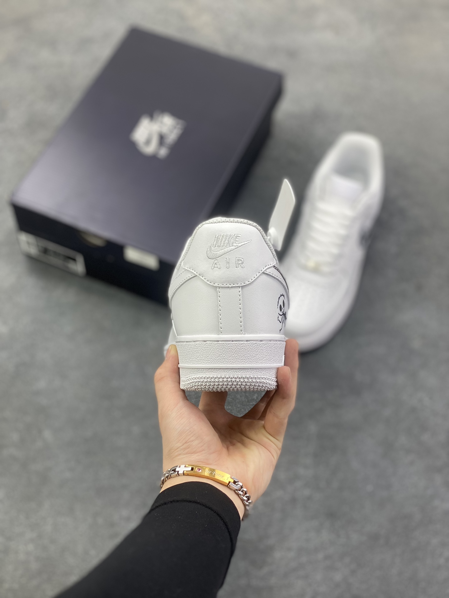 图片[4]-Nike Air Force 1 Low 万圣节白黑涂鸦 原楦头原纸板 打造纯正空军版型 专注外贸渠道 全掌内置蜂窝气垫 原盒配件 原厂中底钢印、拉帮完美 货号：FV5159-111 尺码：36 36.5 37.5 38 38.5 39 40 40.5 41 42 42.5 43 44 44.5 45-选品中心