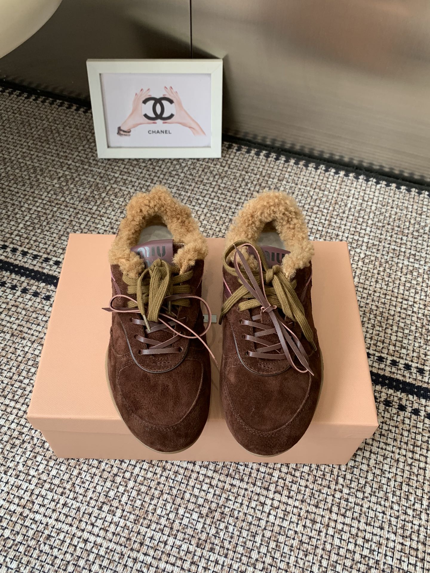 NO:615488,Miu Miu 25ss autumn and winter catwalk new lace-up moral training shoes, casual sports shoes, these lace-up casual sports shoes ~ a must-have for daily wear, super good-looking and comfortable on the feet, a classic and versatile item, imported custom-made suede fabric, imported wool/sheepskin lining, original molded rubber outsole, size 35-39 (customized in 40), casual shoes/sports shoes, fur shoes, miumiu, sneakers, sheepskin19860909Miu Miu 缪缪 25ss秋冬走秀新款系带德训鞋 休闲 运动鞋 这款系带休闲运动鞋～日常穿着必选 上脚超级好看舒适 经典百搭的绝绝子单品 面料进口订制反绒皮 内里进口羊毛/羊皮 原版开模橡胶大底 码数35-39（40定做）,休闲鞋/运动鞋毛毛鞋,miumiu,sneakers,sheepskin,Women's Shoes