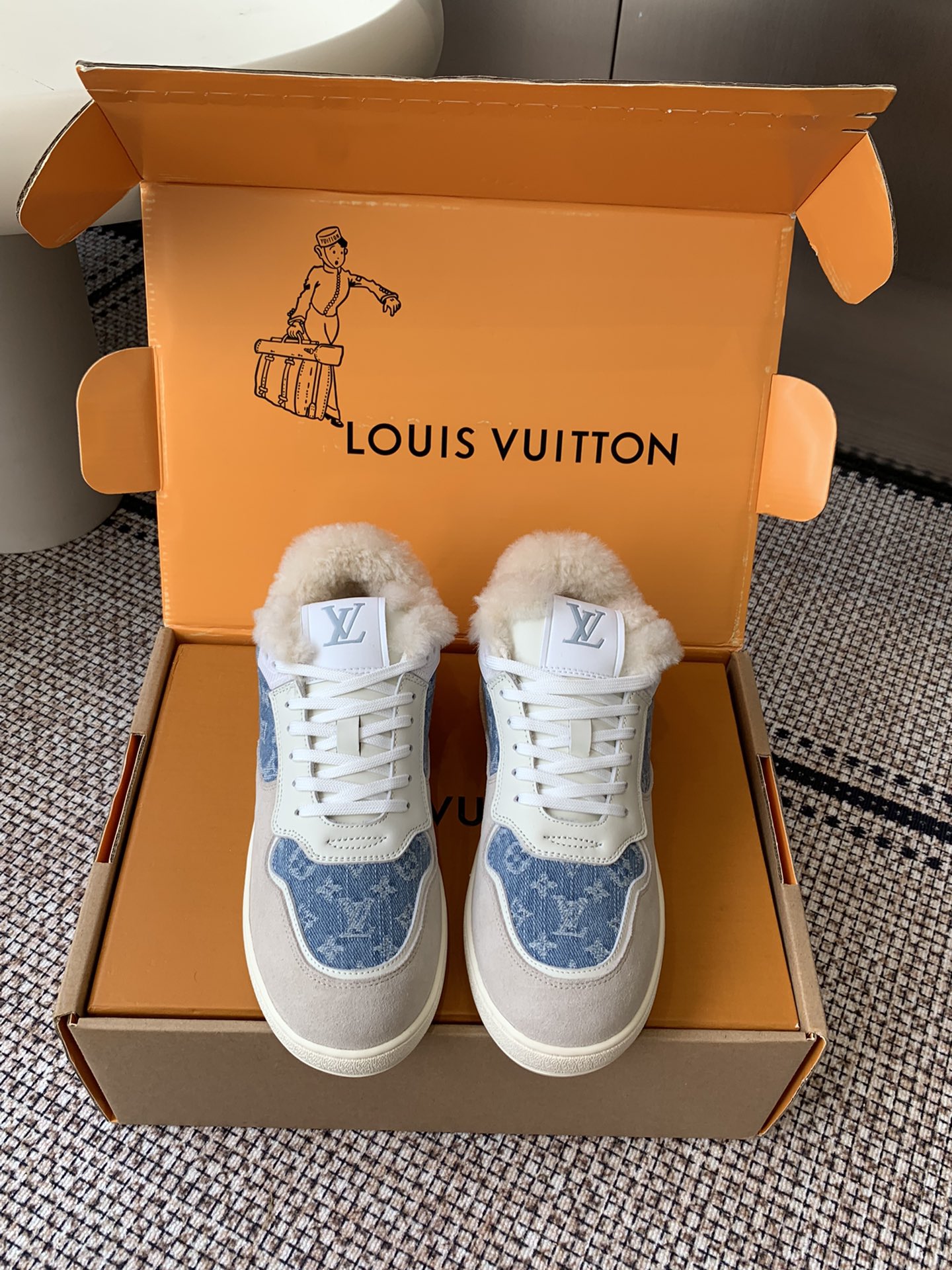 NO:615489,LouIs Vuitton Louis Vuitton TIME OUT casual sneakers, white shoes, woolen This Time Out sneaker is stitched with cow leather and Monogram denim, echoing the current season's leather goods series. The denim luggage tag is fixed to the upper with a leather strap, highlighting Louis Vuitton's travel heritage. Dazzling inscribed eyelets and brand logo embossing on the tongue add exquisite details. Original cow suede upper, wool lining, original molded outsole  Size 35-40 (40 customized), casual shoes/sports shoes, louis vuitton, louis vuitton, sneakers, cowhide19860909LouIs Vuitton 路易威登TIME OUT休闲板鞋 小白鞋 毛里 本款Time Out运动鞋拼接牛皮革与 Monogram 丹宁布 与当季皮具系列遥相呼应 丹宁布行李牌通过皮革饰带固定于鞋面 彰显路易威登的旅行传承 耀目铭纹孔眼与鞋舌处品牌标识压纹增添考究细节 鞋面原版牛反绒 内里羊毛 原版开模大底 码数35-40（40定做）,休闲鞋/运动鞋毛毛鞋,louis vuitton,louis vuitton,sneakers,cowhide,Women's Shoes