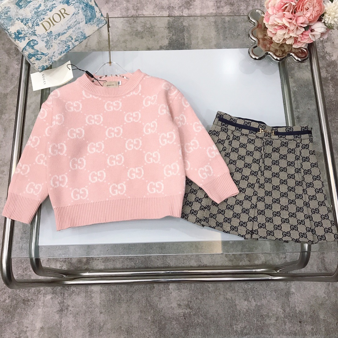 NO:578905,[Ready stock] GUCC* girls' skirt ~ All-over printed double GG sweater, light luxury pleated skirt with hardware buttons, imported loom customized black trim design ~ The fabric is super soft and delicate blended material and feels great!  The whole set of upper body is full of high-end temperament, high version quality, simple and elegant style, the upper body is very beautiful, and the version is awesome size--120-130-140-150 [CM] Counter packaging 10, clothes, gucci, skirts, sweaters,19860909【现货发】   GUCC* 女童套裙～满印双GG毛衣轻奢五金扣百褶裙 进口织机定制黑色镶边设计～面料超级柔软细腻混纺材质 手感超好！整套上身气质高级感十足高版本质量 简单大方款式 上身非常好看 版型超赞 size--120-130-140-150【CM】  专柜包装10,衣服,gucci,skirts,sweaters,,Children's