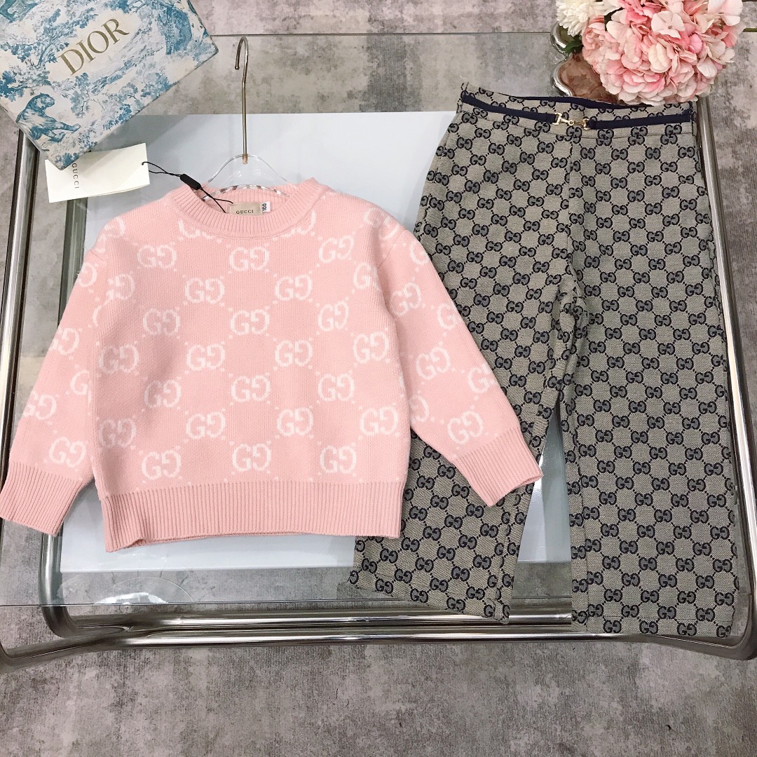 NO:575322,[Ready stock] GUCC* girls' suit ~ all-over printed double GG sweater, light luxury hardware buckle straight jeans, imported loom customized black trim design ~ the fabric is super soft and delicate blended material and feels great!  The whole set of upper body has a high-end temperament, high version quality, simple and elegant style, the upper body is very beautiful, and the version is awesome size--120-130-140-150 [CM] Counter packaging 10, clothes, gucci, jeans, sweaters,19860909【现货发】   GUCC* 女童套装～满印双GG毛衣轻奢五金扣直筒牛仔裤 进口织机定制黑色镶边设计～面料超级柔软细腻混纺材质 手感超好！整套上身气质高级感十足高版本质量 简单大方款式 上身非常好看 版型超赞 size--120-130-140-150【CM】  专柜包装10,衣服,gucci,jeans,sweaters,,Children's
