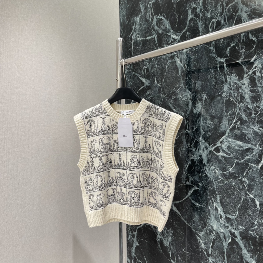 Ｄ家 25秋冬新款 格子刺绣针织马甲背心 定制进口羊毛针织材质质感高级白色主色+黑色棋盘格，棋盘内有字母