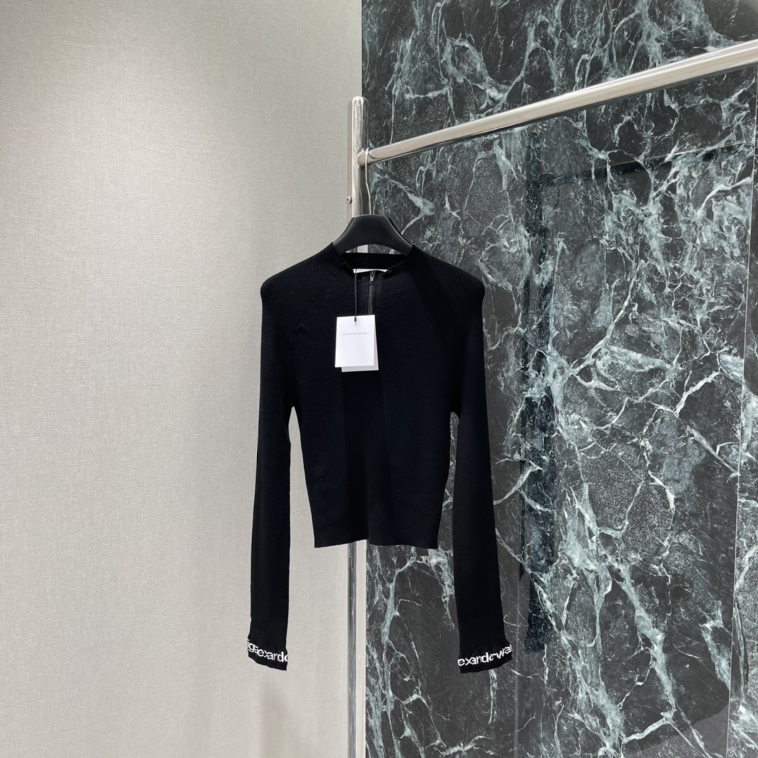 大王 25秋冬新款 黑色针织衫 半拉链设计超有层次感 袖口和下摆的白色品牌字母点缀，低调又时髦计。日常通