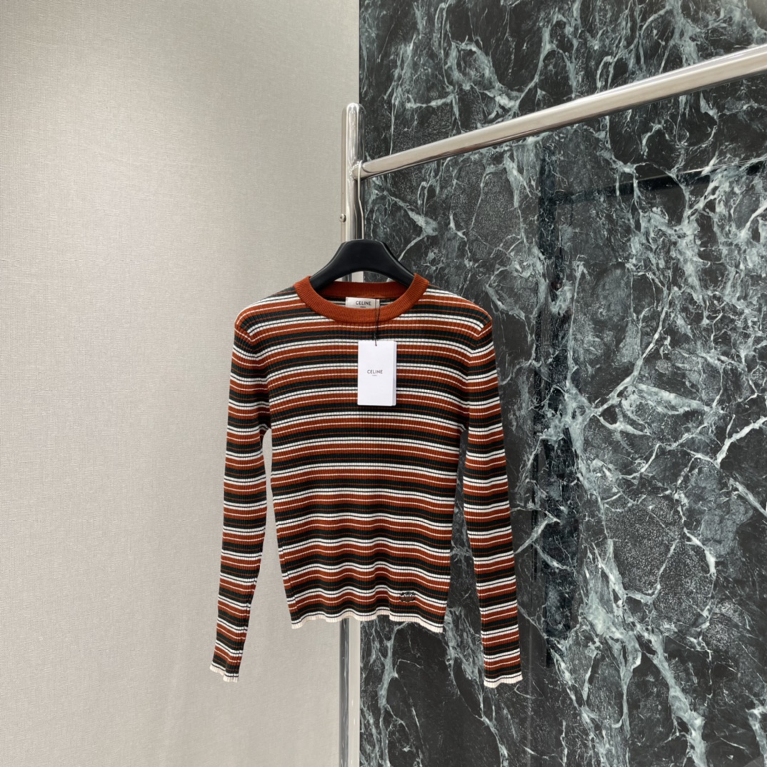 CE 25秋冬新款 圆领条纹毛衣 精选弹力羊毛面料，触感柔软且兼具出色的塑形力，紧密的针织纹理既保暖又显