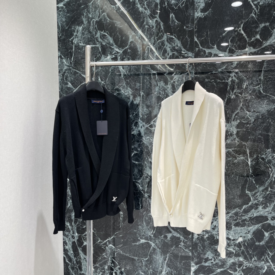 路易 25秋冬新款 翻领大开襟针织外套 前襟交叠大敞开设计，单颗圆扣固定于腰侧下摆，适合叠穿增加氛围感，