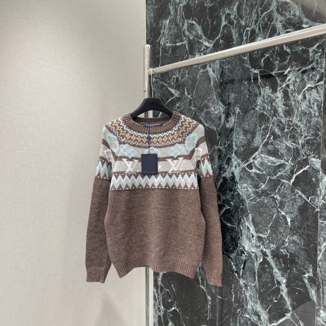 路易 25秋冬新款 钩花圆领套头毛衣 滑雪系列 领口袖口螺纹包边与衣摆相呼应，环脖点缀费尔岛北欧风格的钩