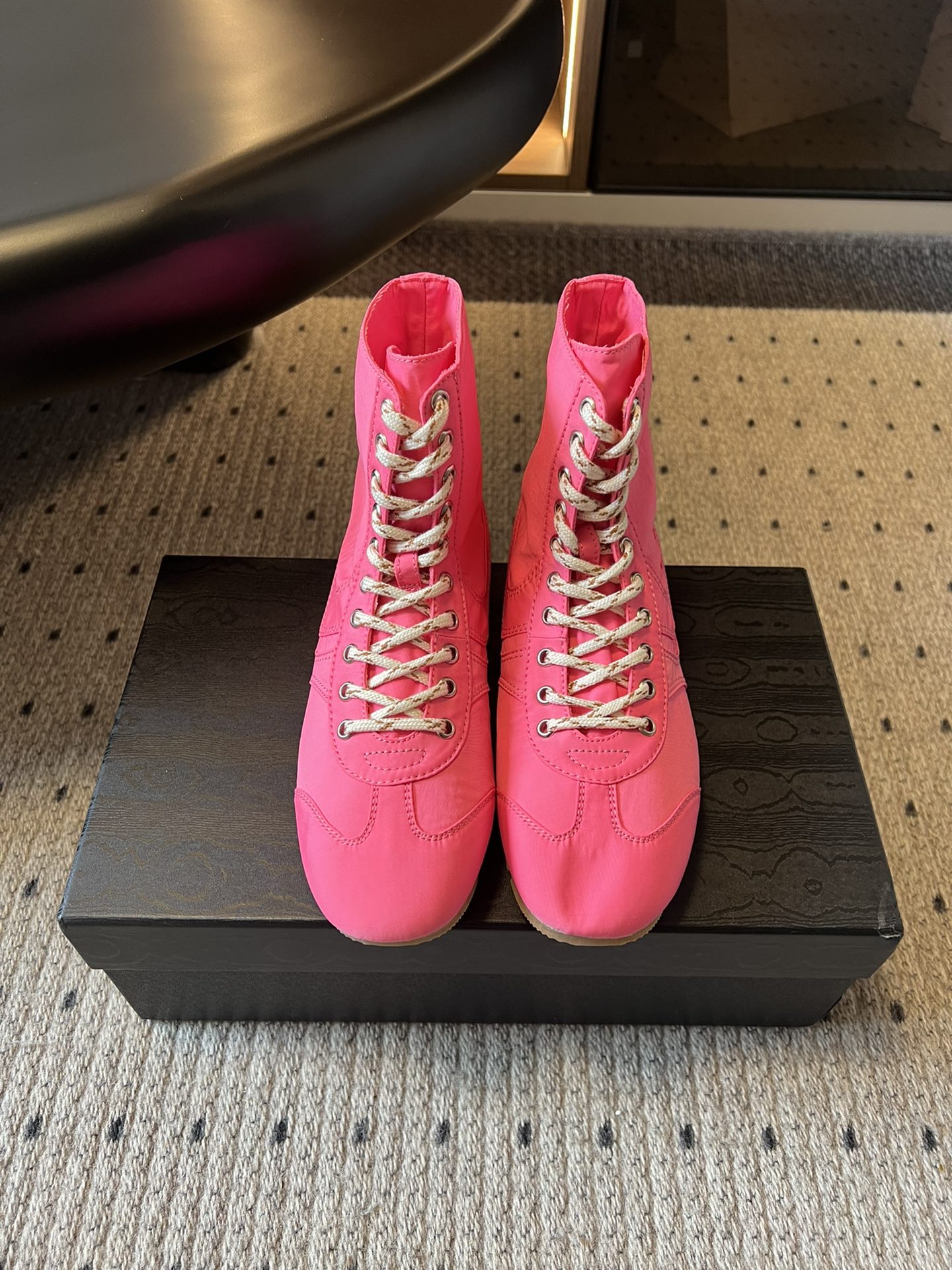 NO:592316,The top version of the Dries Van Note*26ss colorful sports high-top shoes is based on the design prototype of boxing boots. The high-top silhouette restores the toughness of retro sports equipment while incorporating the brand's iconic literary accent. The upper is made of light and thin nylon fabric, which is both breathable and drapey. It is paired with delicate stitching technology to give it a light yet refined texture.  The shoelace system uses coarse woven laces, which contrast with the material of the shoe body and enhance the retro atmosphere; the shoe shape is narrow and the toe is rounded, which weakens the heavy feeling of high-top shoes and makes the foot more slender. The no-lining structure design allows the upper to fit the foot better, and is breathable and not stuffy for summer wear. It has both fashion and practicality. Waterproof cloth on the upper, waterproof cloth on the lining, rubber outsole, increased by 3cm  size 35-45 (women’s size 40.45 is not returnable or exchangeable), boots, boots19860909顶级版本 Dries Van Note*26ss 彩色运动高帮鞋 以拳击靴为设计原型,高帮轮廓还原复古运动装备的硬朗感,同时融入品牌标志性的文艺腔调.鞋面采用轻薄尼龙面料,兼具透气性与垂坠感,搭配细腻车线工艺,质感轻盈却不失精致. 鞋带系统采用粗纹编织鞋带,与鞋身形成材质对比,增强复古氛围；鞋型修窄且鞋头圆润,弱化高帮鞋的厚重感,更显脚型纤细.无内里结构设计,让鞋面更贴合脚部,夏季穿着透气不闷脚,兼具时尚感与实用性. 鞋面防水布 内里防水布 大底橡胶大底 增高3cm size35-45码（女40.45码定制不退换）,靴子,boots,Women's Shoes