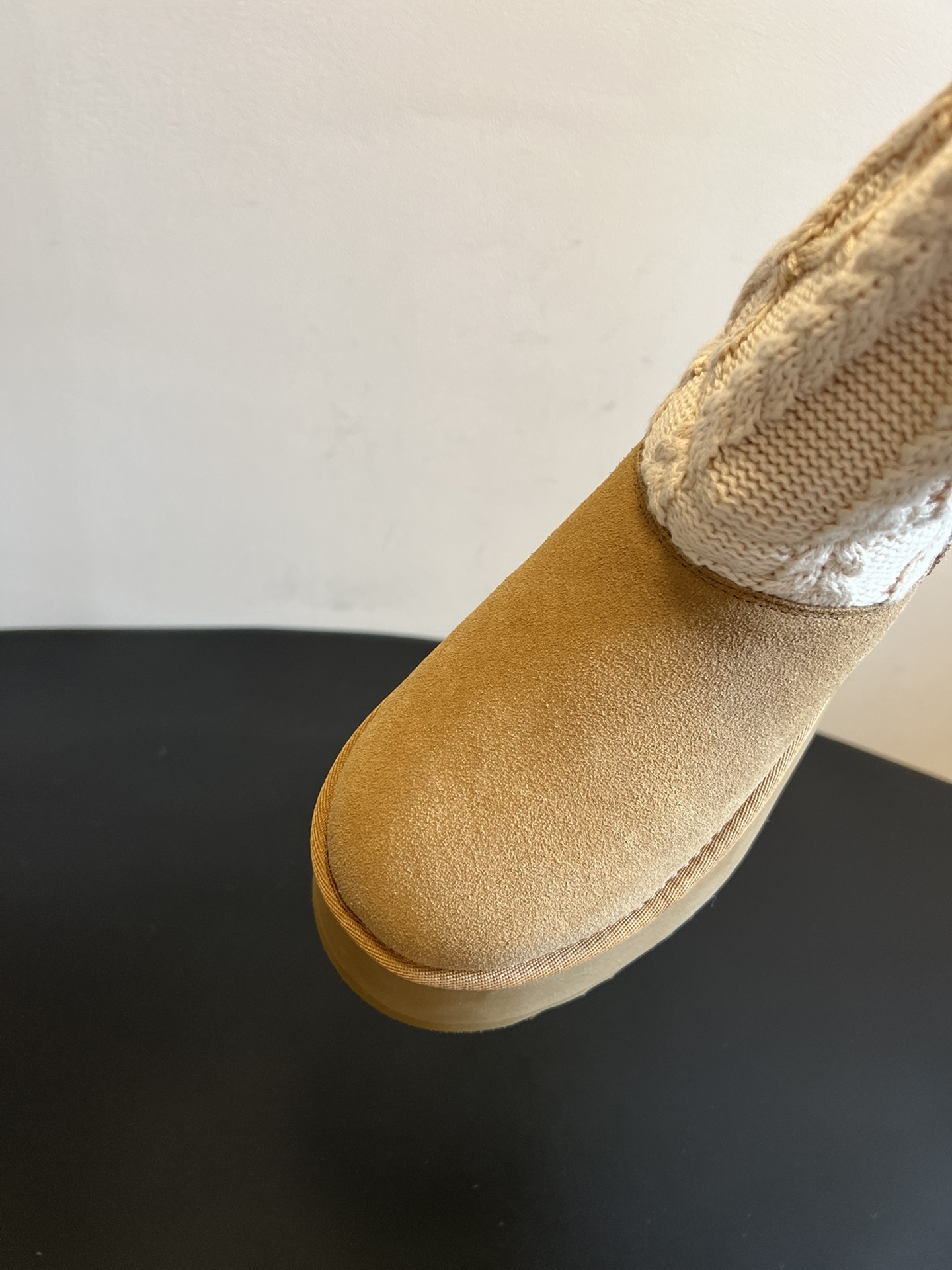 UG* 秋冬新款厚底针织雪地靴靴筒采用针织绞花面料，纹理细腻且富有质感，兼具保暖性与时尚感；靴身主体选用