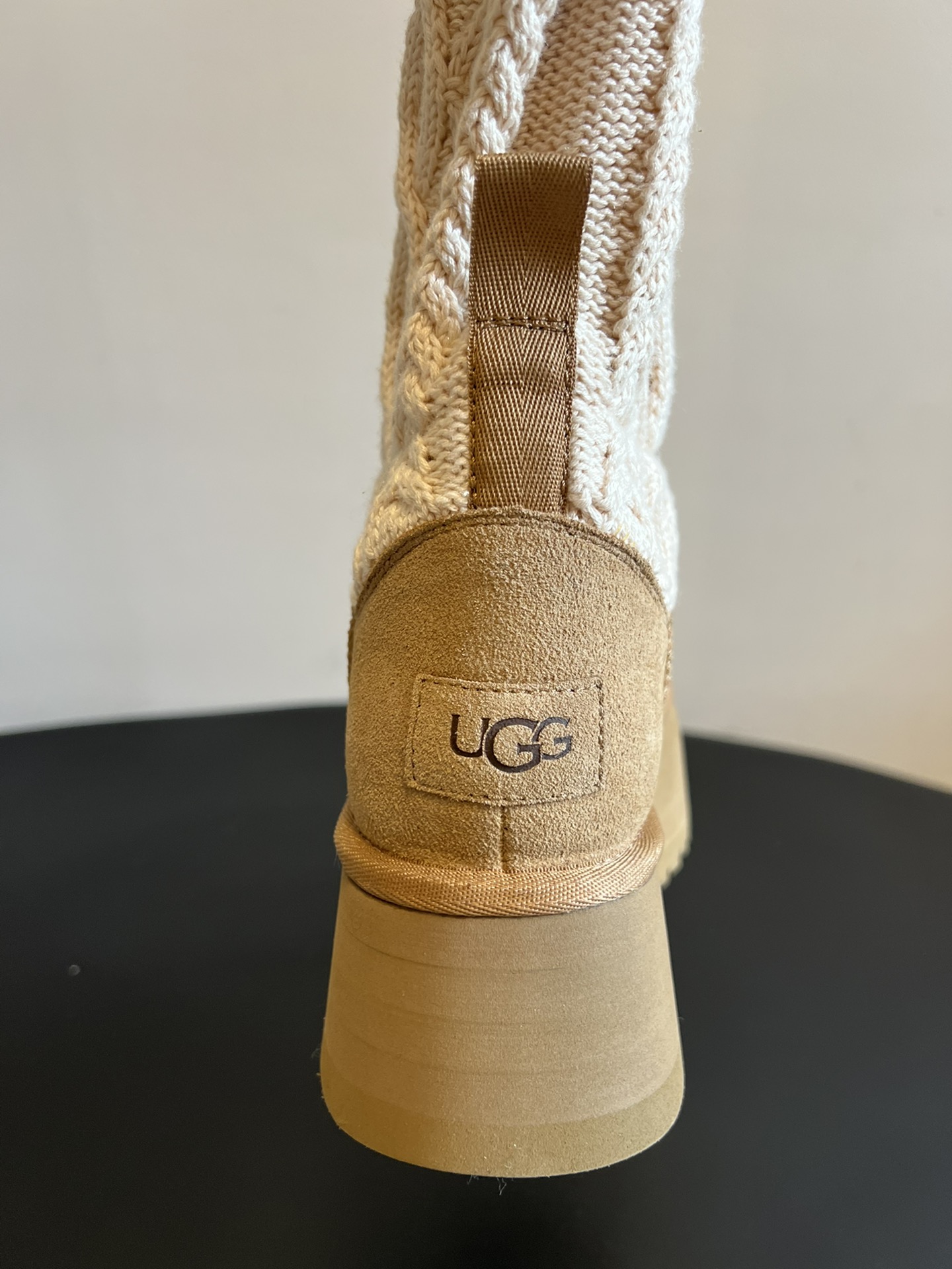 UG* 秋冬新款厚底针织雪地靴靴筒采用针织绞花面料，纹理细腻且富有质感，兼具保暖性与时尚感；靴身主体选用