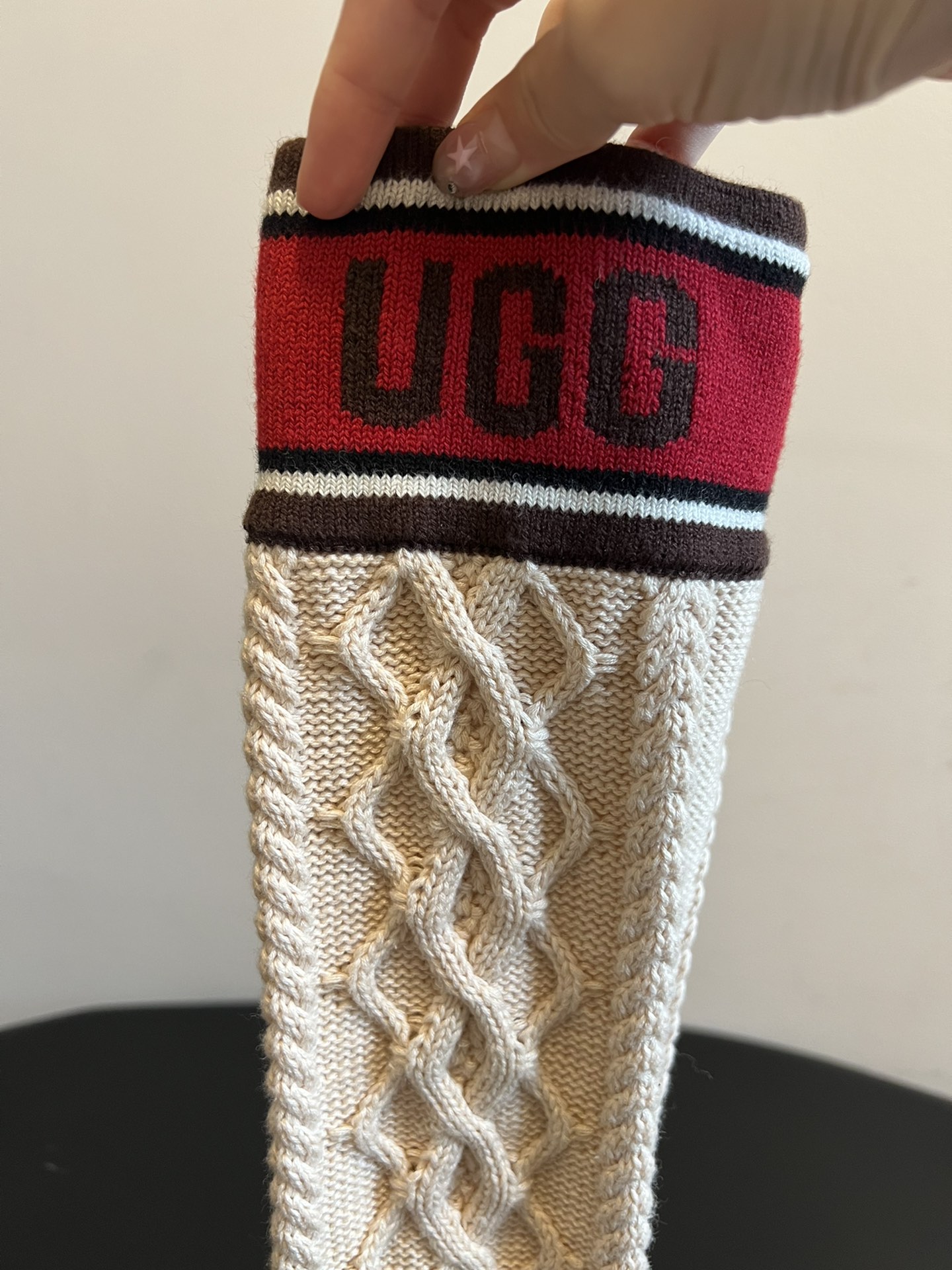 UG* 秋冬新款厚底针织雪地靴靴筒采用针织绞花面料，纹理细腻且富有质感，兼具保暖性与时尚感；靴身主体选用