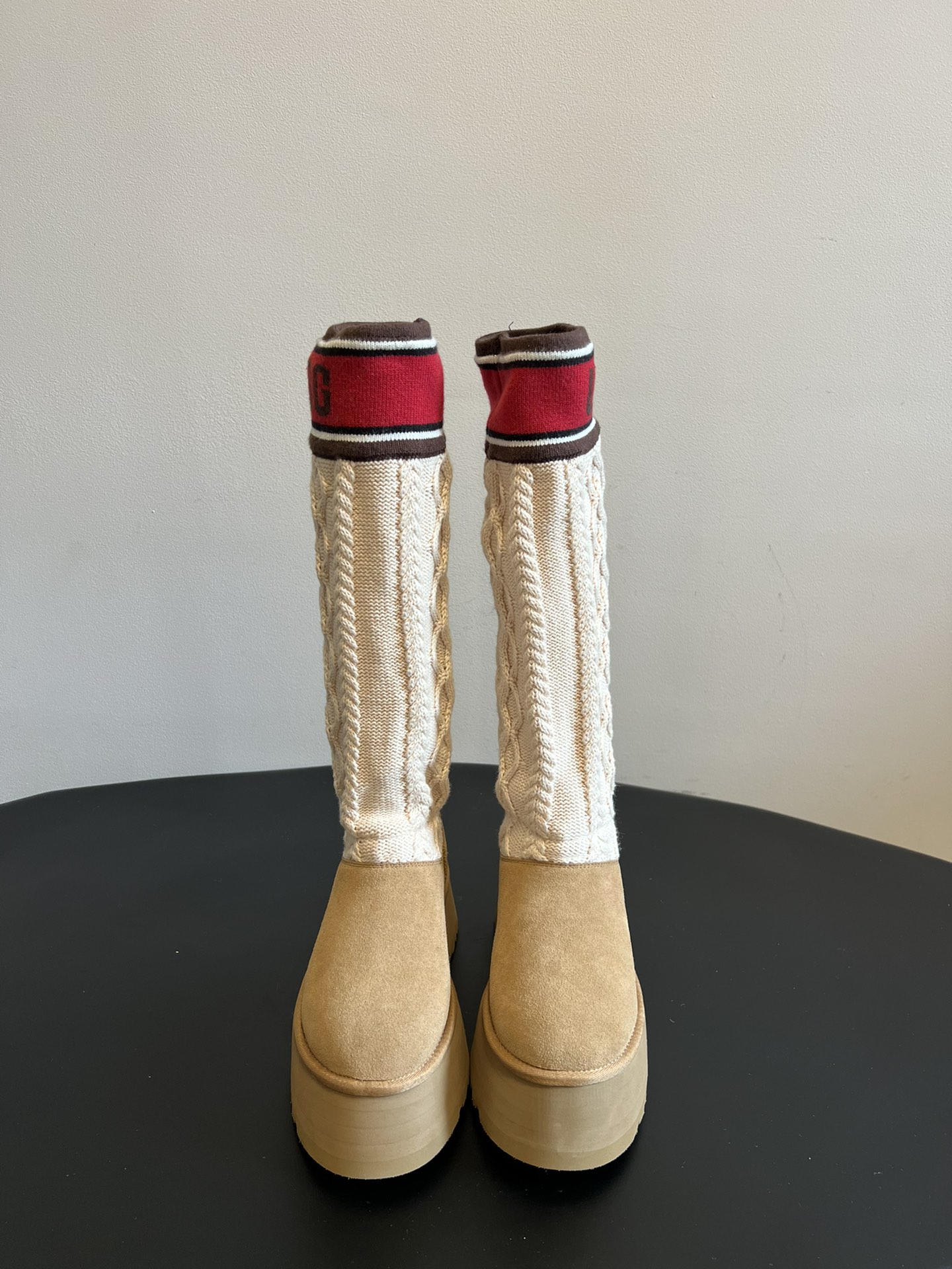 NO:593455,281 UG* new thick-soled knitted snow boots for autumn and winter. The boot shaft is made of knitted cable fabric, which has a fine texture and rich texture, and is both warm and fashionable. The main body of the boot is made of suede material, which is soft and skin-friendly, improving wearing comfort.  Equipped with a thick-soled design, it not only increases the three-dimensional sense of the overall shape, but also improves the height to a certain extent; the boot length is longer, which can modify the leg line and adapt to a variety of wearing styles. Continuing the classic thermal insulation characteristics of the UGG brand, the combination of knitted and suede can effectively lock in heat and is suitable for cold weather in autumn and winter. The upper is made of high-mercerized cowhide and the inner fur is integrated. The outsole is EVA foam. Increases the height by 9cm. Size 35-40 (40 size customization is not returnable).19860909281 UG* 秋冬新款厚底针织雪地靴 靴筒采用针织绞花面料,纹理细腻且富有质感,兼具保暖性与时尚感；靴身主体选用反毛皮材质,柔软亲肤,提升穿着舒适度. 配备厚底设计,不仅增加了整体造型的立体感,还能在一定程度上提升身高；靴筒长度较长,可修饰腿部线条,适配多种穿搭风格.延续UGG品牌经典的保暖特性,针织与反毛皮的组合能有效锁住热量,适合秋冬寒冷天气穿着. 鞋面高丝光牛绒 内里皮毛一体 大底EVA发泡大底 增高9cm size35-40码（40码定制不退换）,,boots,Women's Shoes