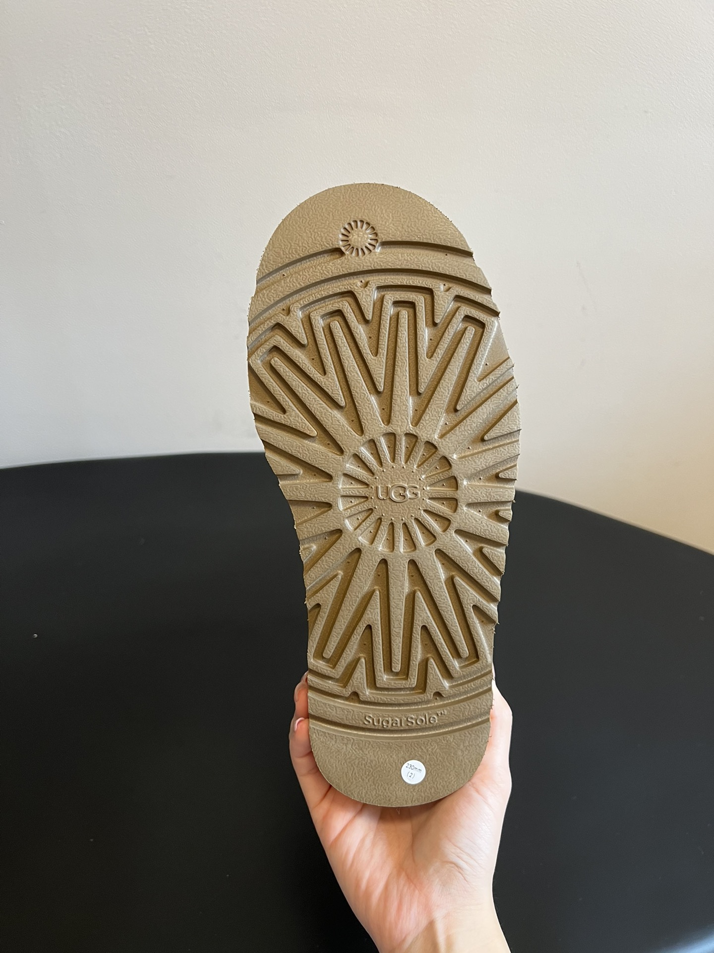 UG* 秋冬新款厚底针织雪地靴靴筒采用针织绞花面料，纹理细腻且富有质感，兼具保暖性与时尚感；靴身主体选用