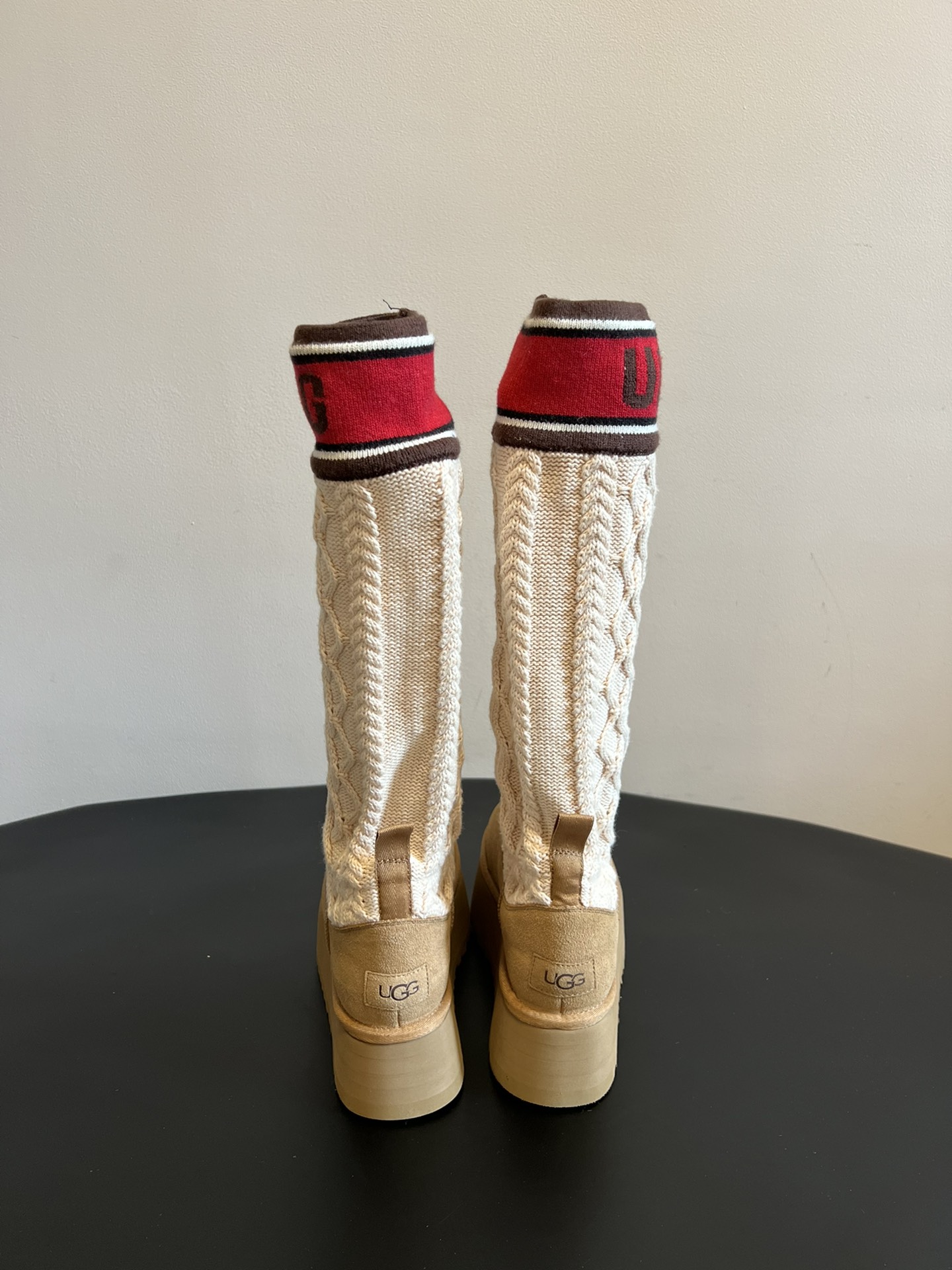 UG* 秋冬新款厚底针织雪地靴靴筒采用针织绞花面料，纹理细腻且富有质感，兼具保暖性与时尚感；靴身主体选用