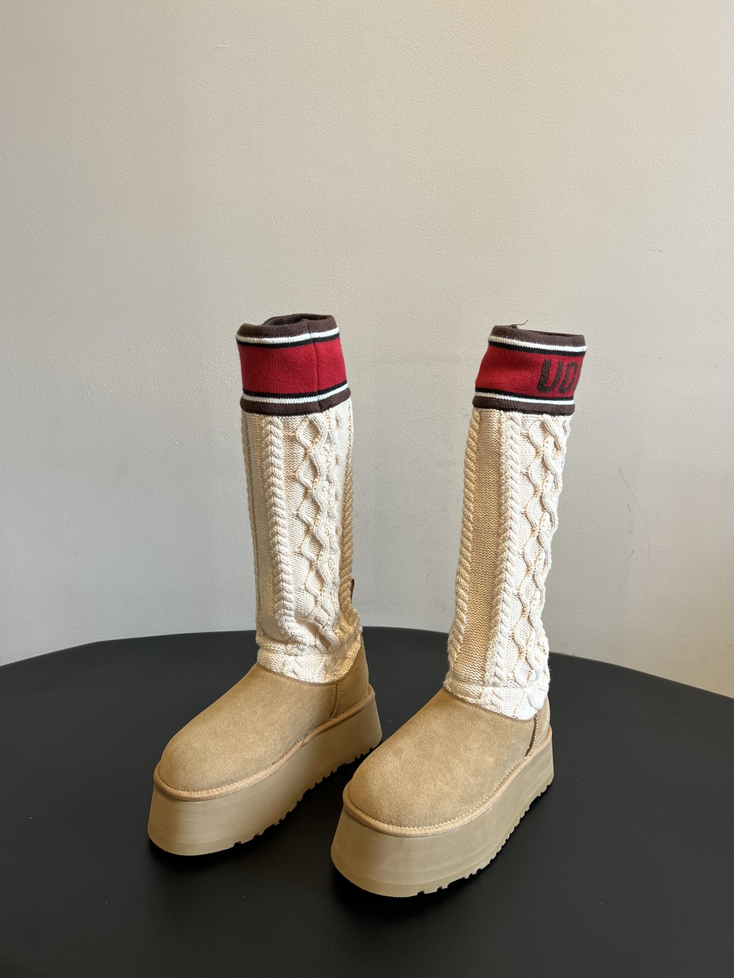 UG* 秋冬新款厚底针织雪地靴靴筒采用针织绞花面料，纹理细腻且富有质感，兼具保暖性与时尚感；靴身主体选用