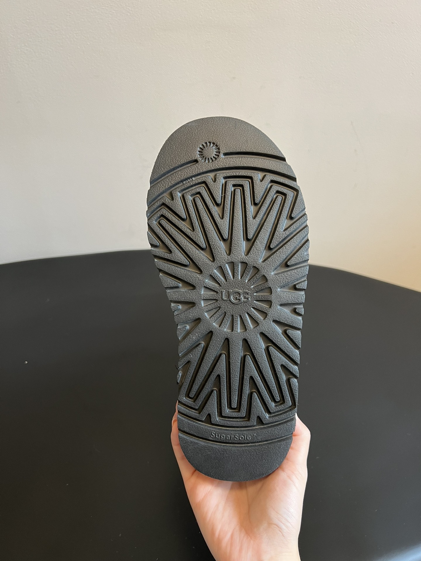 UG* 秋冬新款厚底针织雪地靴靴筒采用针织绞花面料，纹理细腻且富有质感，兼具保暖性与时尚感；靴身主体选用