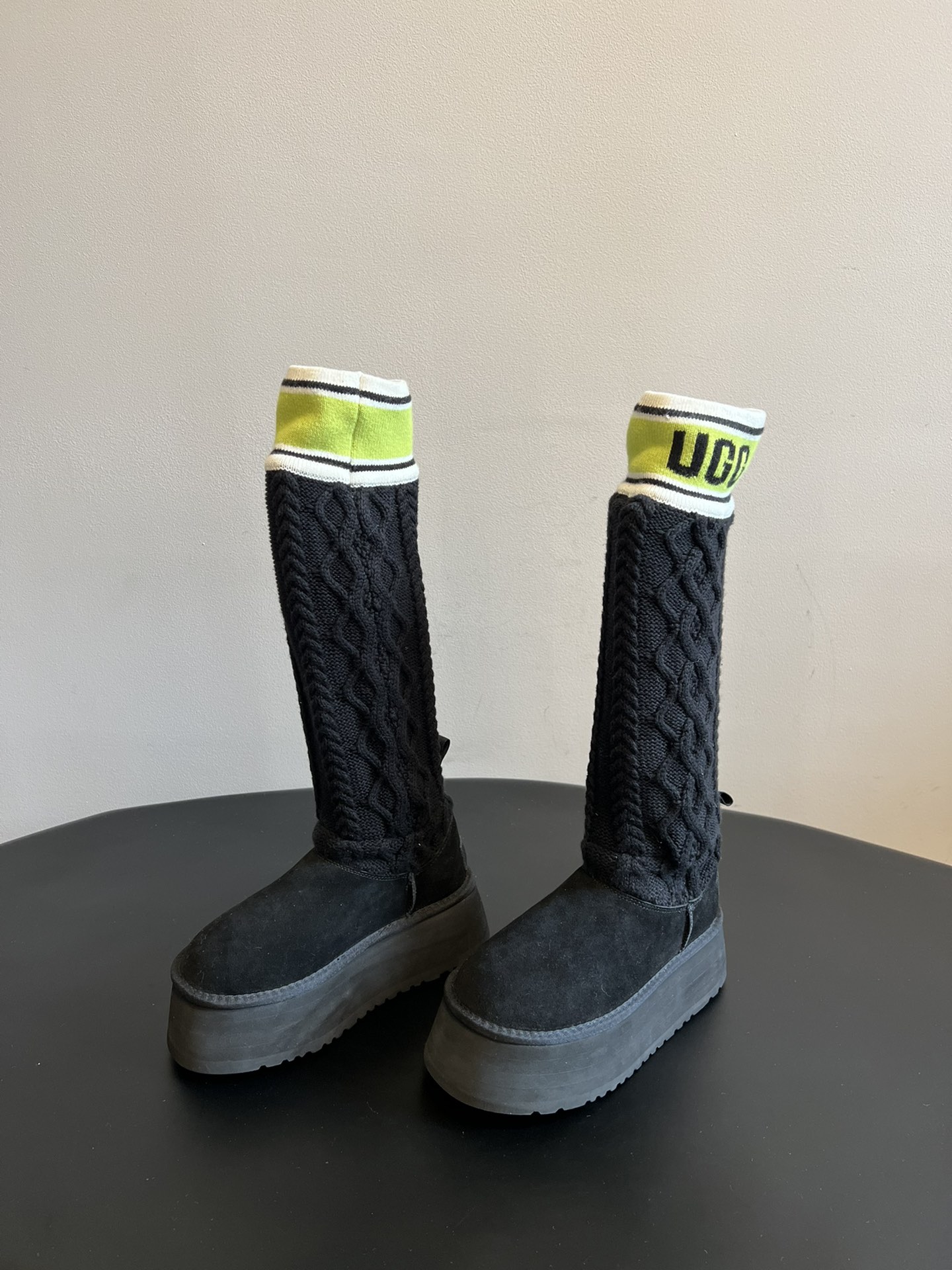UG* 秋冬新款厚底针织雪地靴靴筒采用针织绞花面料，纹理细腻且富有质感，兼具保暖性与时尚感；靴身主体选用