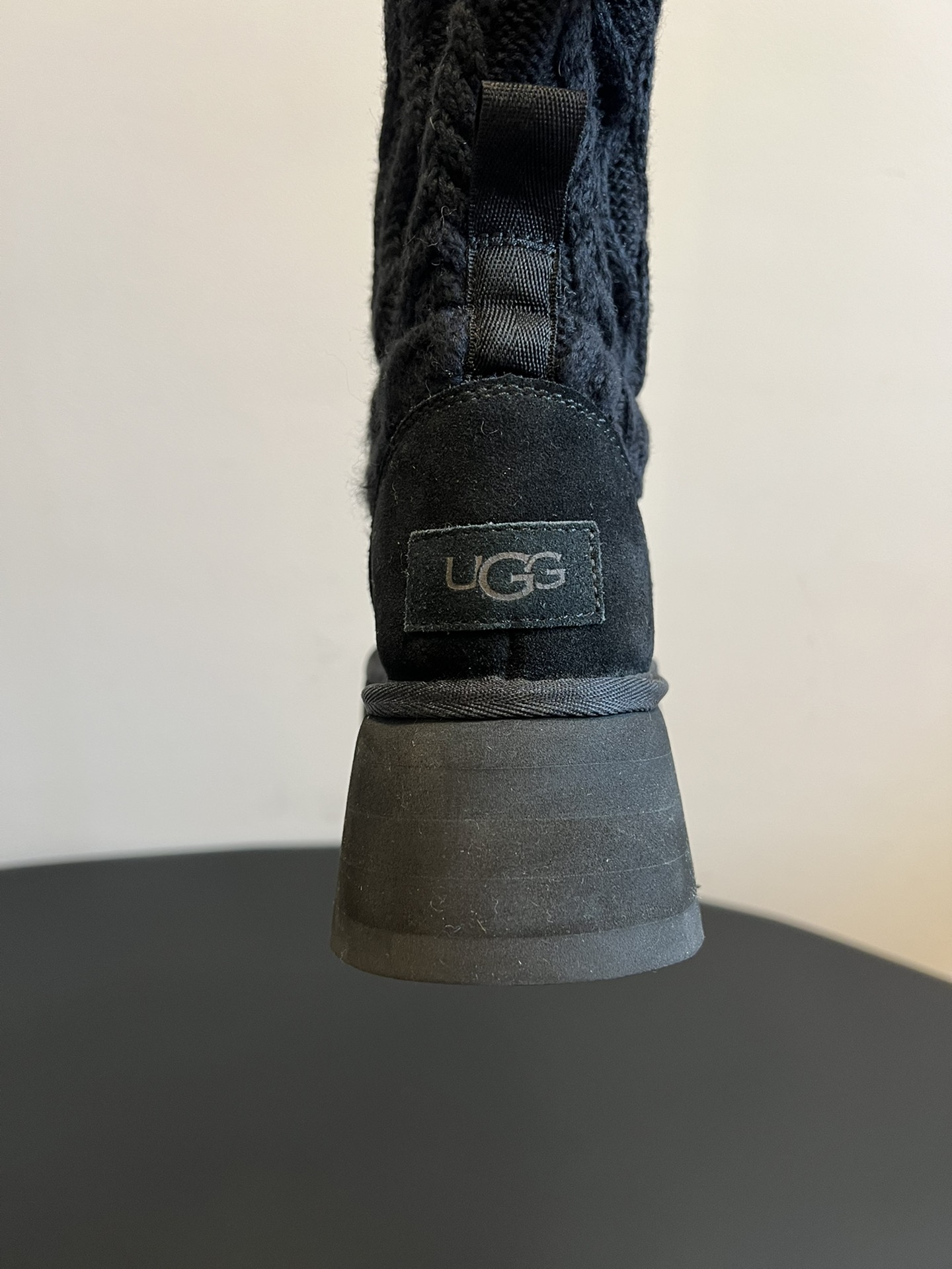 UG* 秋冬新款厚底针织雪地靴靴筒采用针织绞花面料，纹理细腻且富有质感，兼具保暖性与时尚感；靴身主体选用