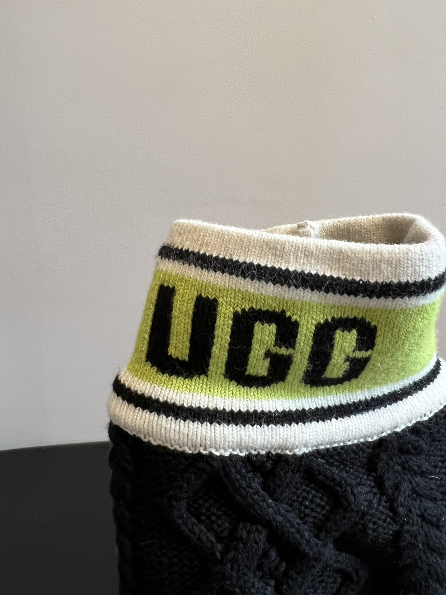 UG* 秋冬新款厚底针织雪地靴靴筒采用针织绞花面料，纹理细腻且富有质感，兼具保暖性与时尚感；靴身主体选用