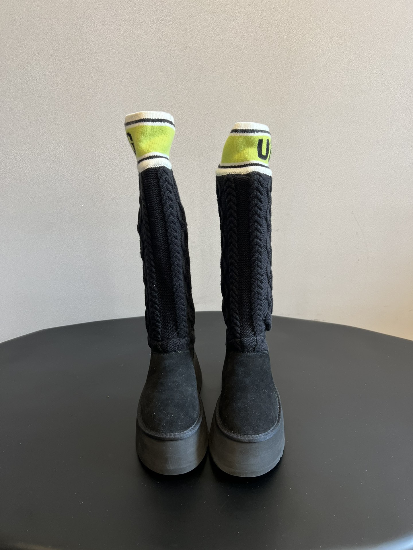 NO:592749,UG* new thick-soled knitted snow boots for autumn and winter. The boot shaft is made of knitted cable fabric, which has a fine texture and rich texture, and is both warm and fashionable. The main body of the boot is made of suede material, which is soft and skin-friendly, improving wearing comfort.  Equipped with a thick-soled design, it not only increases the three-dimensional sense of the overall shape, but also improves the height to a certain extent; the boot length is longer, which can modify the leg line and adapt to a variety of wearing styles. Continuing the classic thermal insulation characteristics of the UGG brand, the combination of knitted and suede can effectively lock in heat and is suitable for cold weather in autumn and winter. The upper is made of high-mercerized cow velvet, and the inner lining is integrated with fur. The outsole is EVA foam and is 9cm taller.  size 35-40 (customized sizes 40 are non-refundable), snow boots, boots19860909UG* 秋冬新款厚底针织雪地靴 靴筒采用针织绞花面料,纹理细腻且富有质感,兼具保暖性与时尚感；靴身主体选用反毛皮材质,柔软亲肤,提升穿着舒适度. 配备厚底设计,不仅增加了整体造型的立体感,还能在一定程度上提升身高；靴筒长度较长,可修饰腿部线条,适配多种穿搭风格.延续UGG品牌经典的保暖特性,针织与反毛皮的组合能有效锁住热量,适合秋冬寒冷天气穿着. 鞋面高丝光牛绒 内里皮毛一体 大底EVA发泡大底 增高9cm size35-40码（40码定制不退换）,雪地靴,boots,Women's Shoes