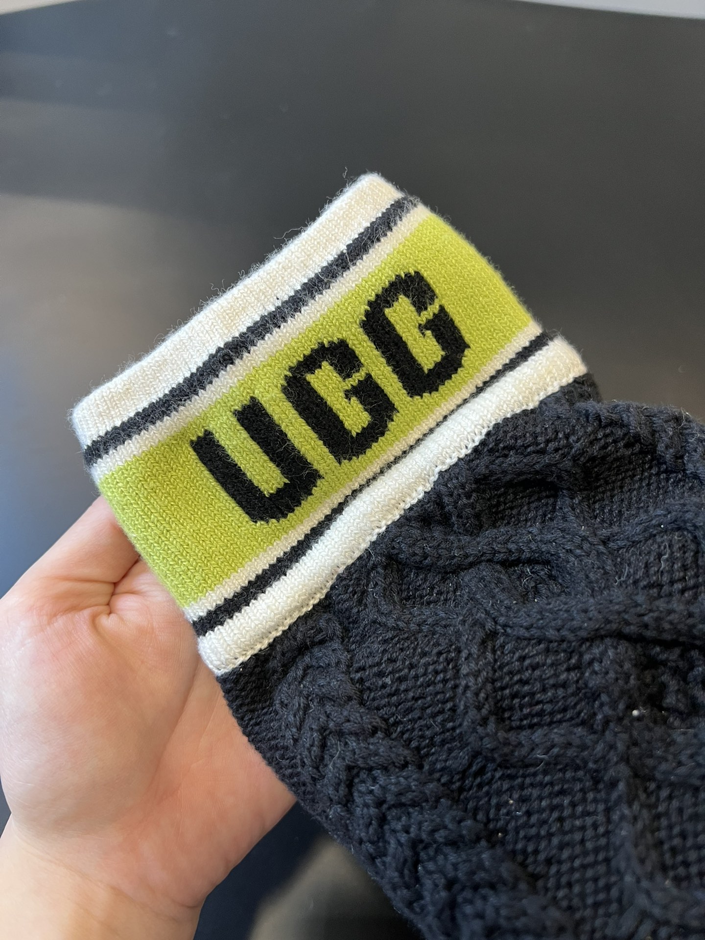 UG* 秋冬新款厚底针织雪地靴靴筒采用针织绞花面料，纹理细腻且富有质感，兼具保暖性与时尚感；靴身主体选用