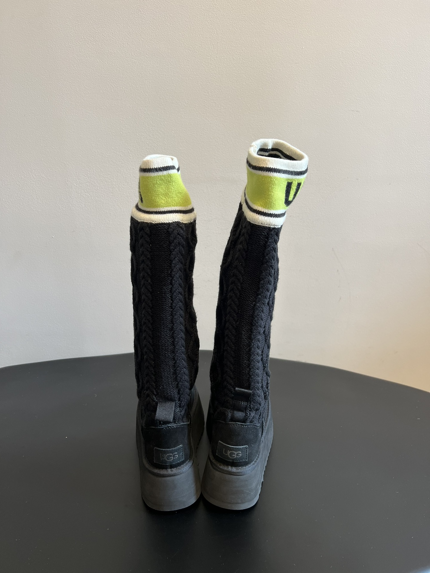 UG* 秋冬新款厚底针织雪地靴靴筒采用针织绞花面料，纹理细腻且富有质感，兼具保暖性与时尚感；靴身主体选用