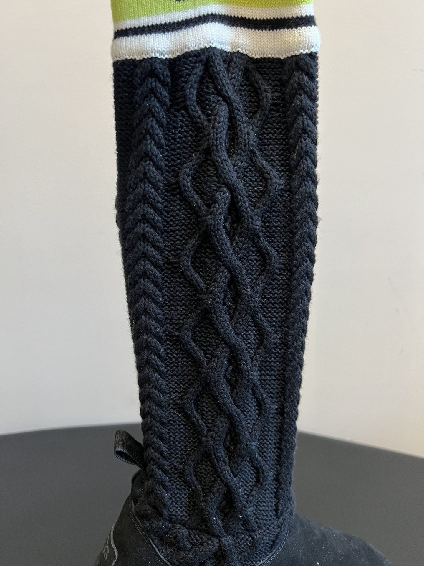 UG* 秋冬新款厚底针织雪地靴靴筒采用针织绞花面料，纹理细腻且富有质感，兼具保暖性与时尚感；靴身主体选用