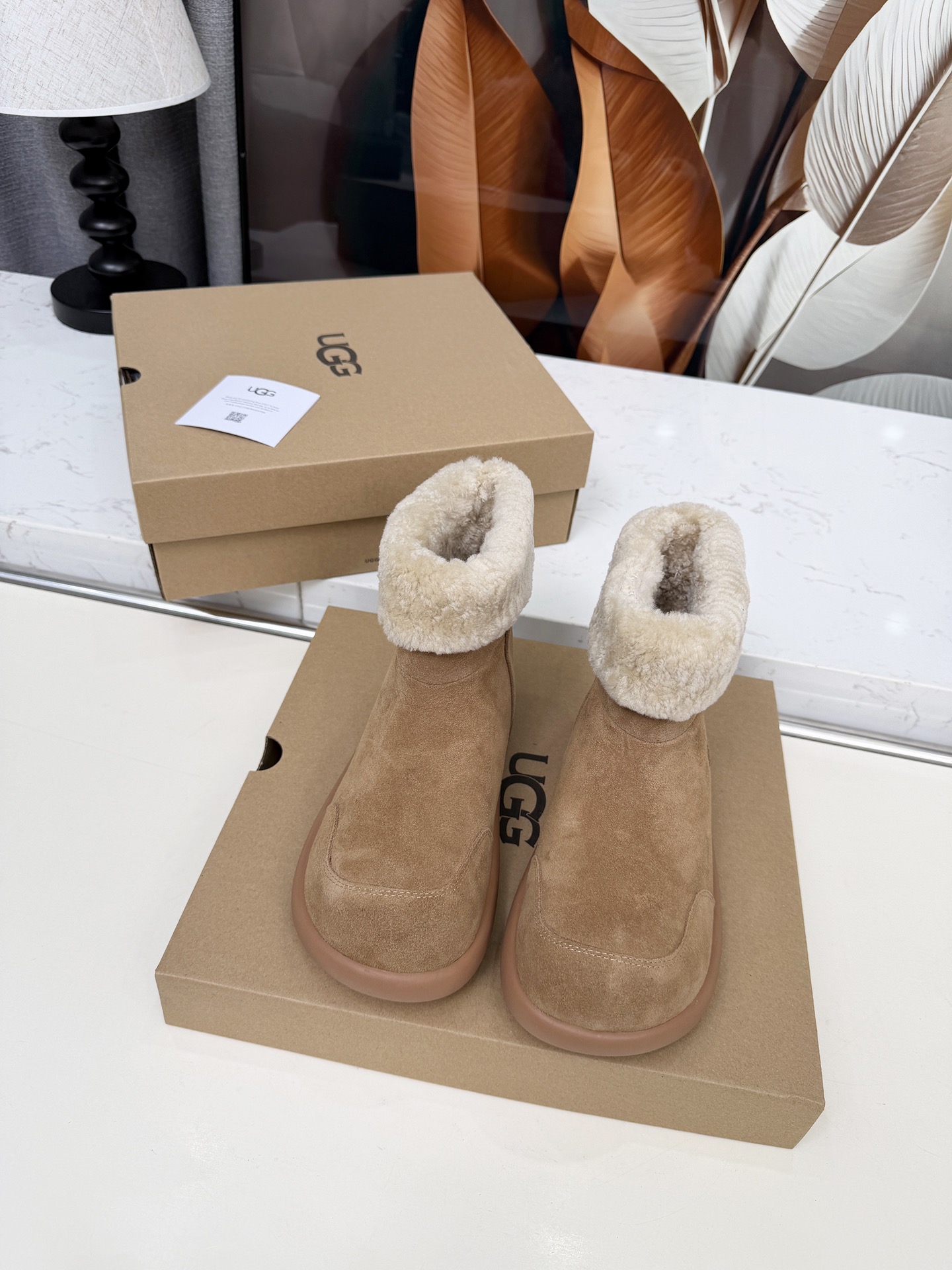 NO:614788,UG25’s latest popular wool boots are really a must-have pair!  The epitome of laziness and casualness, the fit is really high-end and the fit on the feet is super nice and comfortable. A must-have for lazy people. A-grade cow suede fabric with pure wool lining, warm, comfortable, fashionable and versatile. Colors: maroon, coffee, sand, antelope brown. Size: 35-40, snow boots, boots19860909UG25最新爆款羊毛靴真的是必须人手一双！慵懒随性的代表,穿搭上脚真的很高级上脚包裹感超nice,很舒服,懒人必备A级牛反绒面料纯羊毛内里,保暖舒适时尚百搭 颜色栗色、咖啡色、沙色、羚羊棕 码数35-40,雪地靴,boots,Women's Shoes