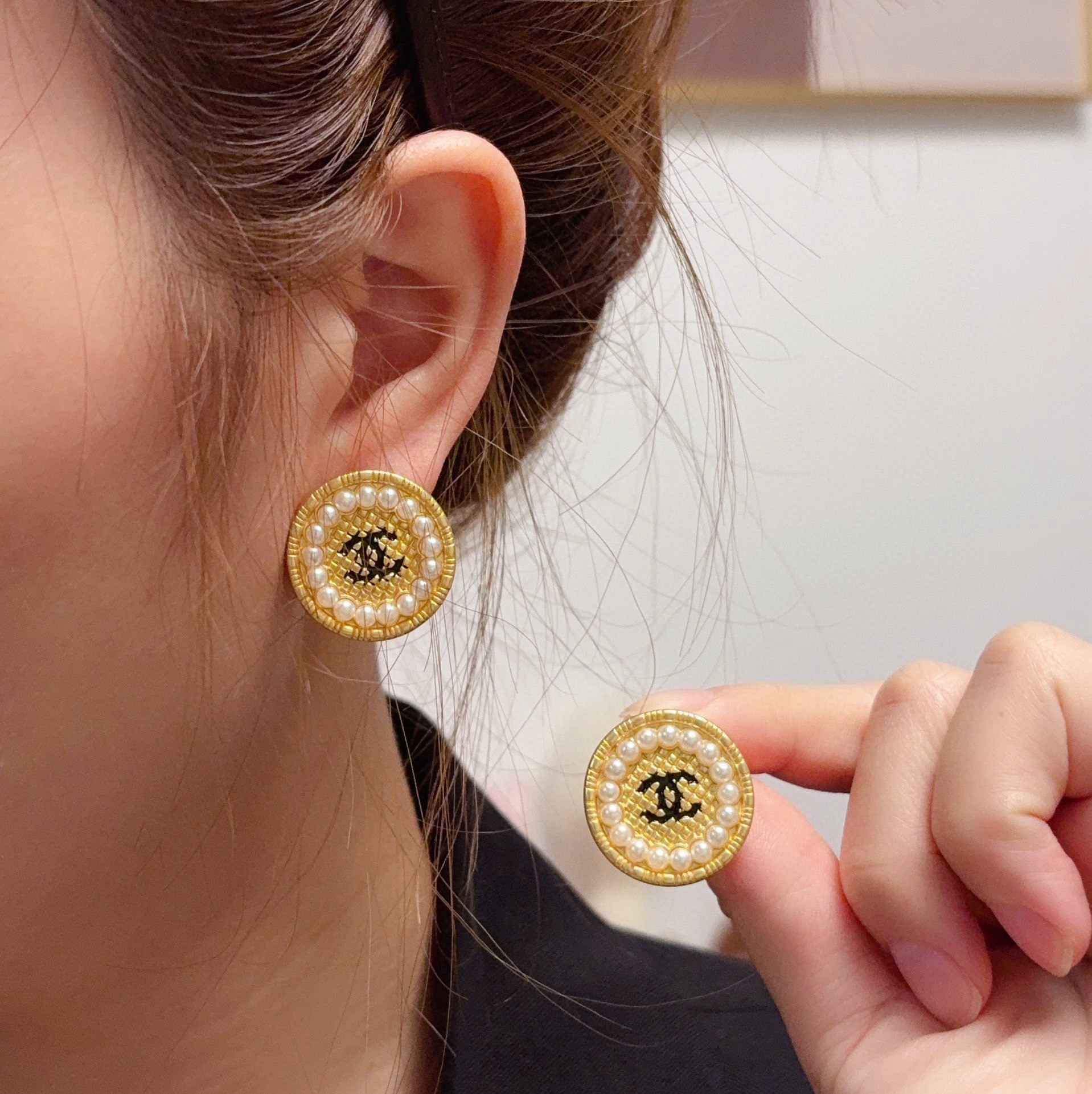 NO:582413,The new Chanel Xiaoxiang Pearl Bronze Retro Earrings are available at the antique gold counter at the same time. The original earrings are made of the same material and paired with sterling silver needle earrings. They are carefully crafted to create the highest cost-effectiveness and highest quality in the entire network, and the upper ear effect is particularly beautiful!  It’s so beautiful!  Suitable for various festive occasions, fine jewelry, chanel, earrings, pure silver19860909新款Chanel 小香珍珠古铜复古耳钉中古金专柜同步上新 耳环 原版一致材质搭配纯银针耳环 精工细作打造全网最高性价比最高品质上耳效果特别好看！简直美腻了！适合各种喜庆场合,饰品精品,chanel,earrings,pure silver,Jewelry