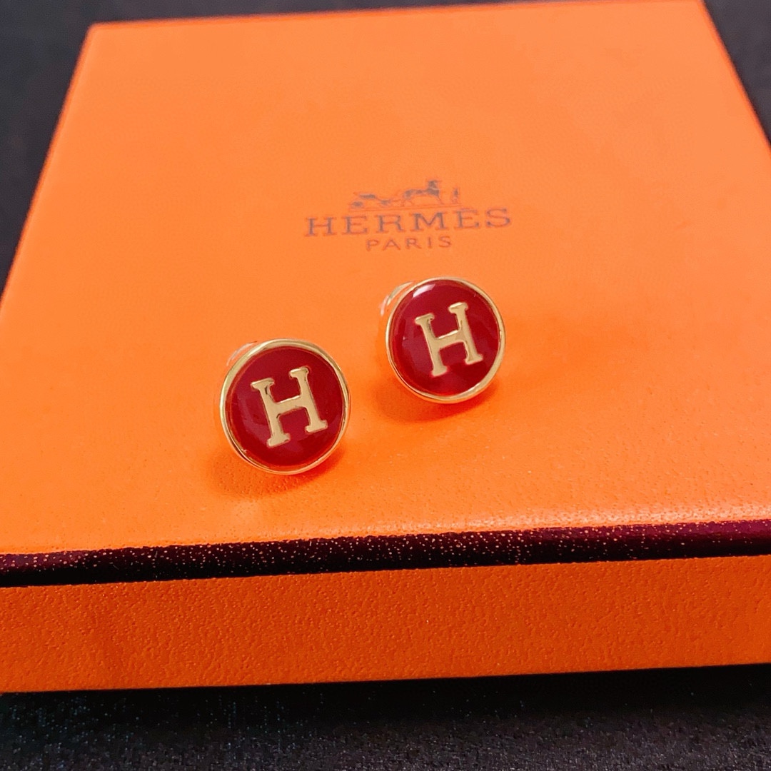 NO:582418,Hermes Hermes H letter red small earrings spring, summer, autumn and winter new colorful earrings. Beauty can never compete with classics. Those from the golden age are the most classic.  It is also the most tasteful. A woman is independent, elegant, charming, intellectual, retro, luxurious and not complicated. H classic and versatile, simple but not simple!  925 silver needle earrings, fine jewelry, hermes, hermes, earrings, gold19860909Hermes爱马仕H字母红色小耳钉春夏秋冬彩色新款耳环 美丽永远敌不过经典 黄金时期的就是最经典．也是最有味道的 女人独立优雅魅力知性复古奢华不繁复 H经典百搭 简约不简单！925银针耳环,饰品精品,hermes,hermes,earrings,gold,Jewelry