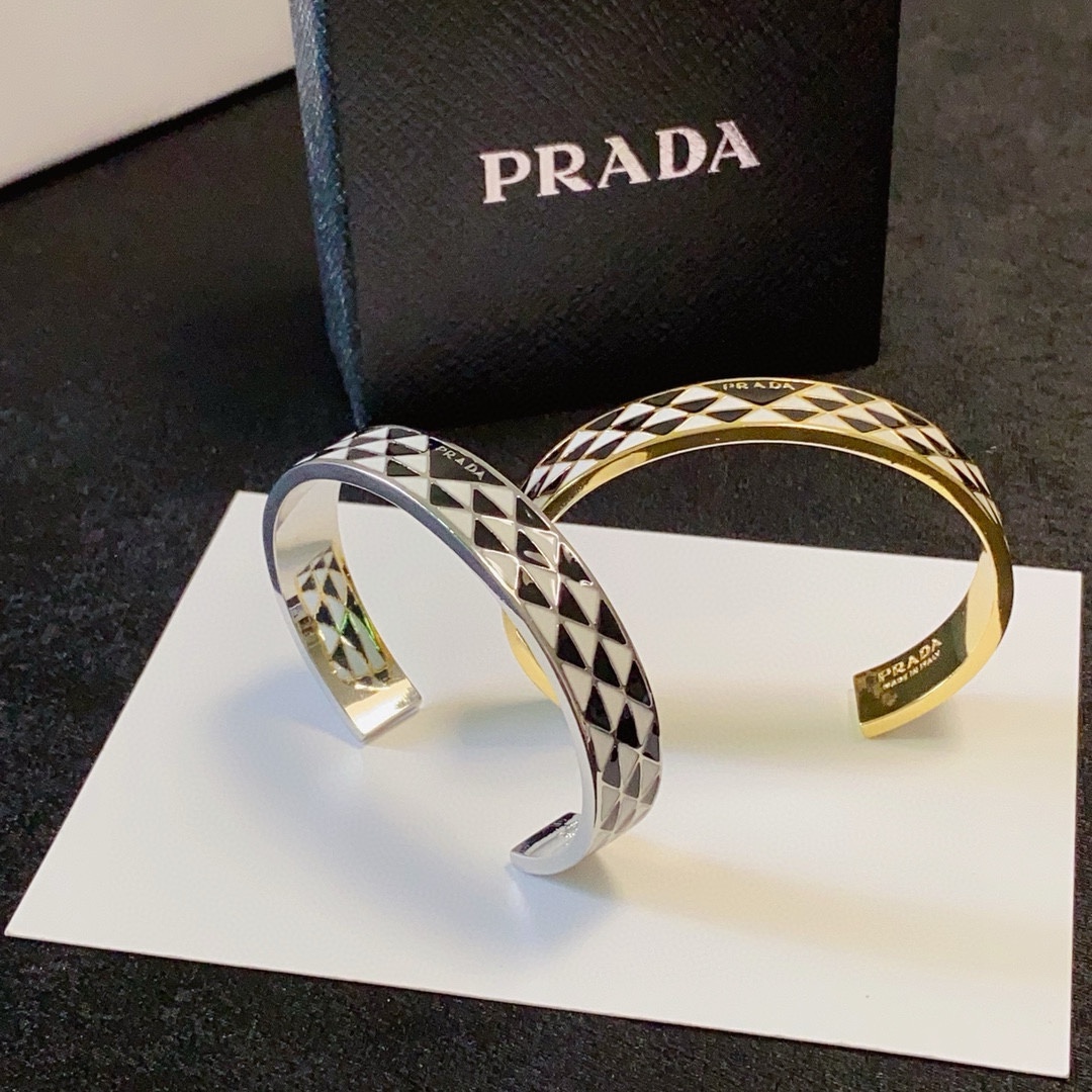 NO:575440,The new Prada black and white triangle bracelet is super heavy-duty bling bling. The colors are matched very well and have a high-end feel. The goddess has a high-end temperament. The stainless steel material is not allergic and does not fade. One-to-one exquisite craftsmanship, a classic charm, high cost performance. A must-have choice, boutique jewelry, prada, prada, bracelet19860909新款普拉达Prada黑白三角形手镯超重工bling bling,颜色搭配得非常好高级感 女神气质高端 精钢材质不过敏不褪色.一比一精美工艺,经典至极的魅物,性价比高 必备必入之选,饰品精品,prada,prada,bracelet,Jewelry