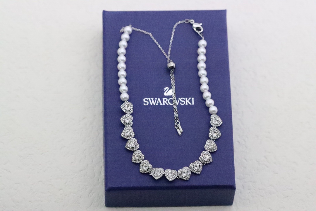 Swarovski 银色爱心珍珠 锁骨项链爱心是 Swarovski 的珍贵标志 其灵感源自奥地利的神奇
