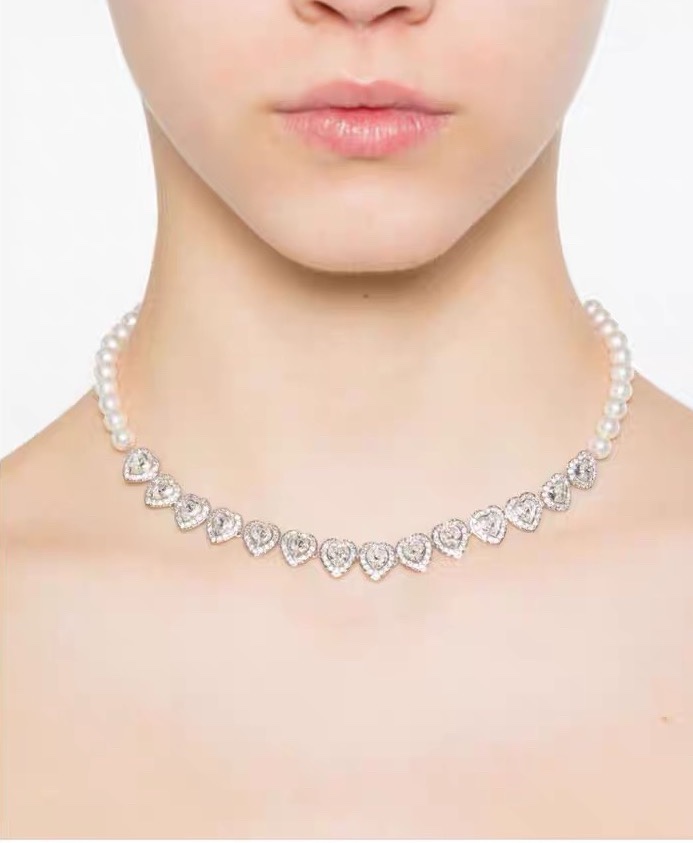 Swarovski 银色爱心珍珠 锁骨项链爱心是 Swarovski 的珍贵标志 其灵感源自奥地利的神奇