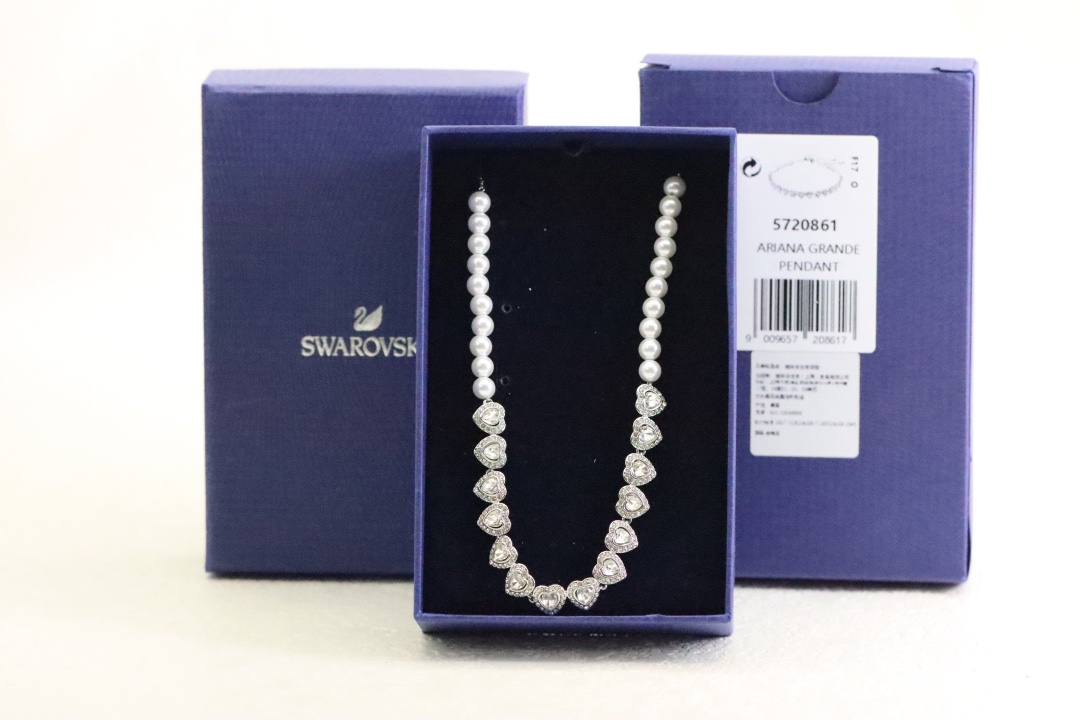 Swarovski 银色爱心珍珠 锁骨项链爱心是 Swarovski 的珍贵标志 其灵感源自奥地利的神奇