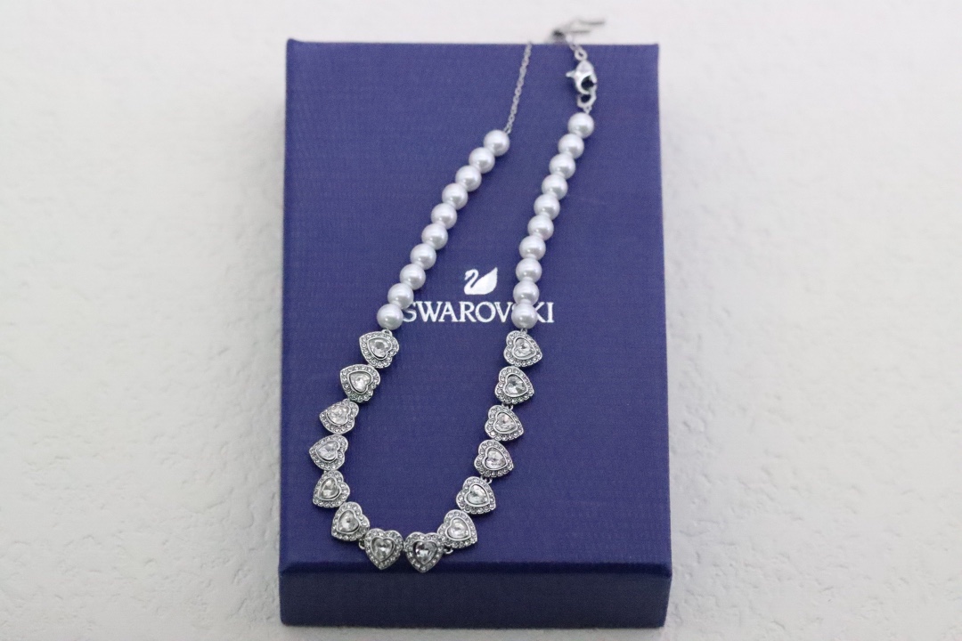 Swarovski 银色爱心珍珠 锁骨项链爱心是 Swarovski 的珍贵标志 其灵感源自奥地利的神奇