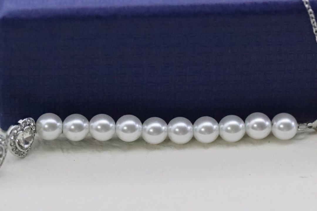 Swarovski 银色爱心珍珠 锁骨项链爱心是 Swarovski 的珍贵标志 其灵感源自奥地利的神奇