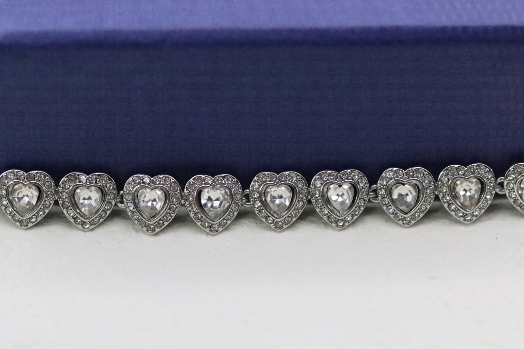 Swarovski 银色爱心珍珠 锁骨项链爱心是 Swarovski 的珍贵标志 其灵感源自奥地利的神奇