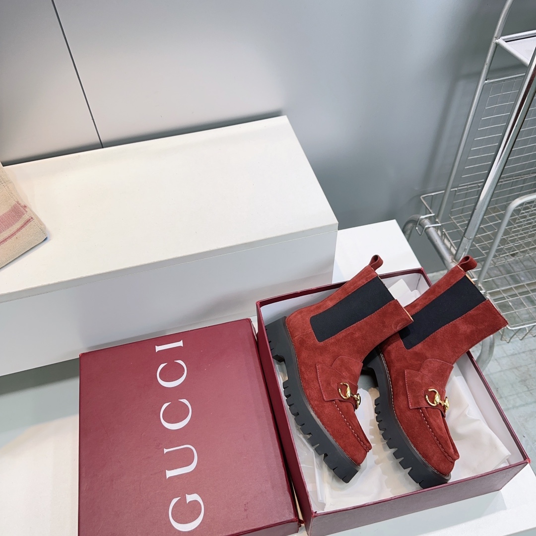 NO:628013,High quality!  Top quality Gucci 25 new arrivals for autumn and winter. Classic horsebit platform platform ankle boots. Elastic elastic Chelsea short boots. These short boots are ingenious and combine the fashionable elements of boots and moccasins. They are equipped with lightweight foam rubber groove soles. The archive pattern continues to shine in the new Gucci series. The classic horsebit style accessories highlight the brand's equestrian heritage. It doubles the charm of the entire design and injects a sophisticated atmosphere into daily shoes. The upper is imported cow suede.  The inner foot pads are made of water-stained cowhide. Original molded rubber outsole. Heel height: 4.5CM. Size: 35-42 (40.41.42 is non-refundable). Comes with original packaging, boots, gucci, gucci, boots, cowhide.19860909高品质！顶级品质 Gucci古驰25秋冬新品经典马衔扣松糕厚底踝靴松紧橡筋切尔西短靴 这款短靴匠心融蕴靴子和软帮鞋设计中的时尚元素,配以轻质发泡橡胶沟纹鞋底 ,典藏图案继续在Gucci全新系列中大放异彩,经典马衔扣造型配件彰显品牌马术传承.令整个设计魅力倍增,为日常鞋款注入精致考究气息 鞋面为进口牛反绒 内里垫脚水柒牛皮 原版开模橡胶大底 跟高:4.5CM 码数:35-42（40.41.42定不退换） 配原版包装,靴子,gucci,gucci,boots,cowhide,Women's Shoes