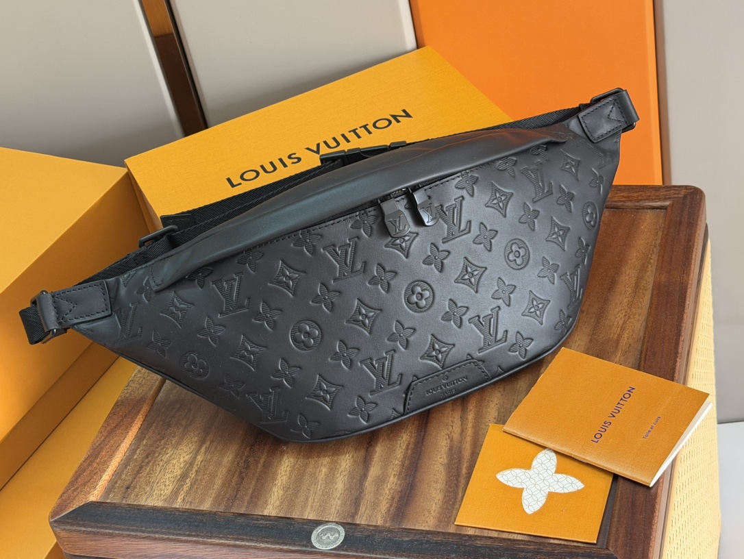 NO:584182,P [Exclusive real shot M44338] Made of Damier Cobalt calfskin. Calf leather trim and black metal accessories. This practical Discovery waist bag has transformed from a sports item to a fashionable item. It can be used as a waist bag, shoulder bag or crossbody, bold and avant-garde. 47.0 x 20.0 x 9.0 cm (Length x Height x Width) Monogram  Galaxy coated canvas, cowhide leather trim, fabric lining, black trim, zipper closure, adjustable waistband, internal patch pockets, 1 front zippered outer pocket, external zippered compartment, LV [top original order], louis vuitton, cowhide19860909P【独家实拍M44338】由Damier Cobalt小牛皮裁制而成的.小牛皮革饰边与黑色金属饰件.此款实用性Discovery腰包从运动单品转型为时尚潮物.既可用作腰包,亦可单肩背挎或斜挎,果敢前卫.47.0 x 20.0 x 9.0 cm (长 x 高 x 宽) Monogram Galaxy涂层帆布牛皮饰边织物内衬黑色饰件拉链开合系可调节腰带内配贴袋1个正面拉链外袋外部拉链隔层,LV【顶级原单】,louis vuitton,cowhide,Bag