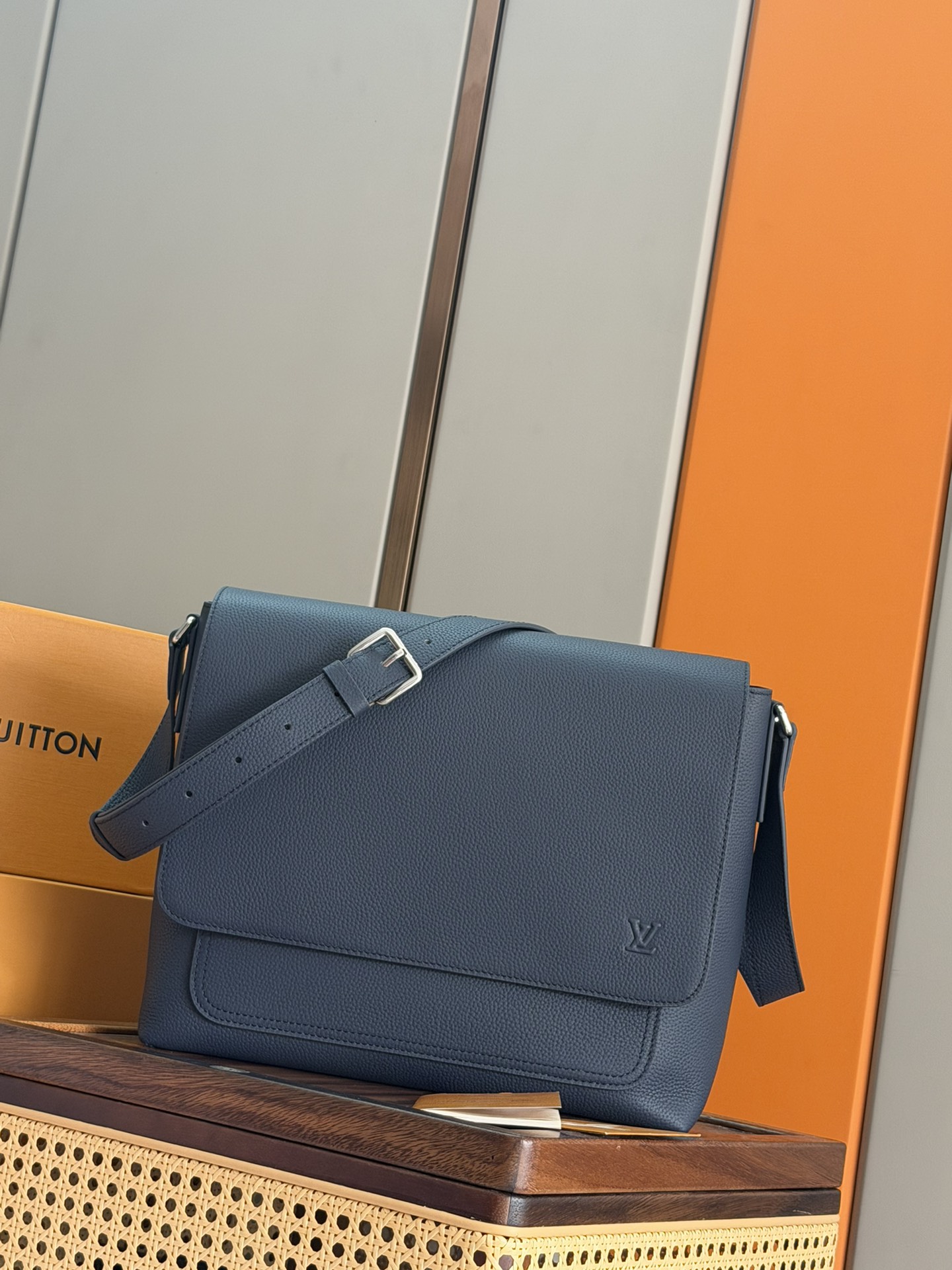 NO:583998,P【163C01 dynamic chip】 [BOARDING messenger bag] Model m15267 Blue/Business Original cowhide all-steel hardware Boarding messenger bag is made of lightweight and wear-resistant waxed cowhide, with a sophisticated configuration and internal and external patch pockets for proper storage of 1 4-inch tablet computer. Adjustable leather shoulder strap upgrades the comfort experience. Dimensions 29x 12 x 33 cm (height x width x  length), LV [top original order], louis vuitton, cowhide19860909P【163C01动态芯片】 ［BOARDING 邮差包］ 型号m15267 蓝色/商务 原厂牛皮全钢五金 Boarding 邮差包取材轻质耐磨的蜡面牛皮革,为精巧构型搭配内外贴袋,便于妥善存放 1 4寸平板电脑.可调节皮革肩带升级舒适体验. 尺寸29x 12 x 33厘米 (高 x 宽 x 长度),LV【顶级原单】,louis vuitton,cowhide,Bag