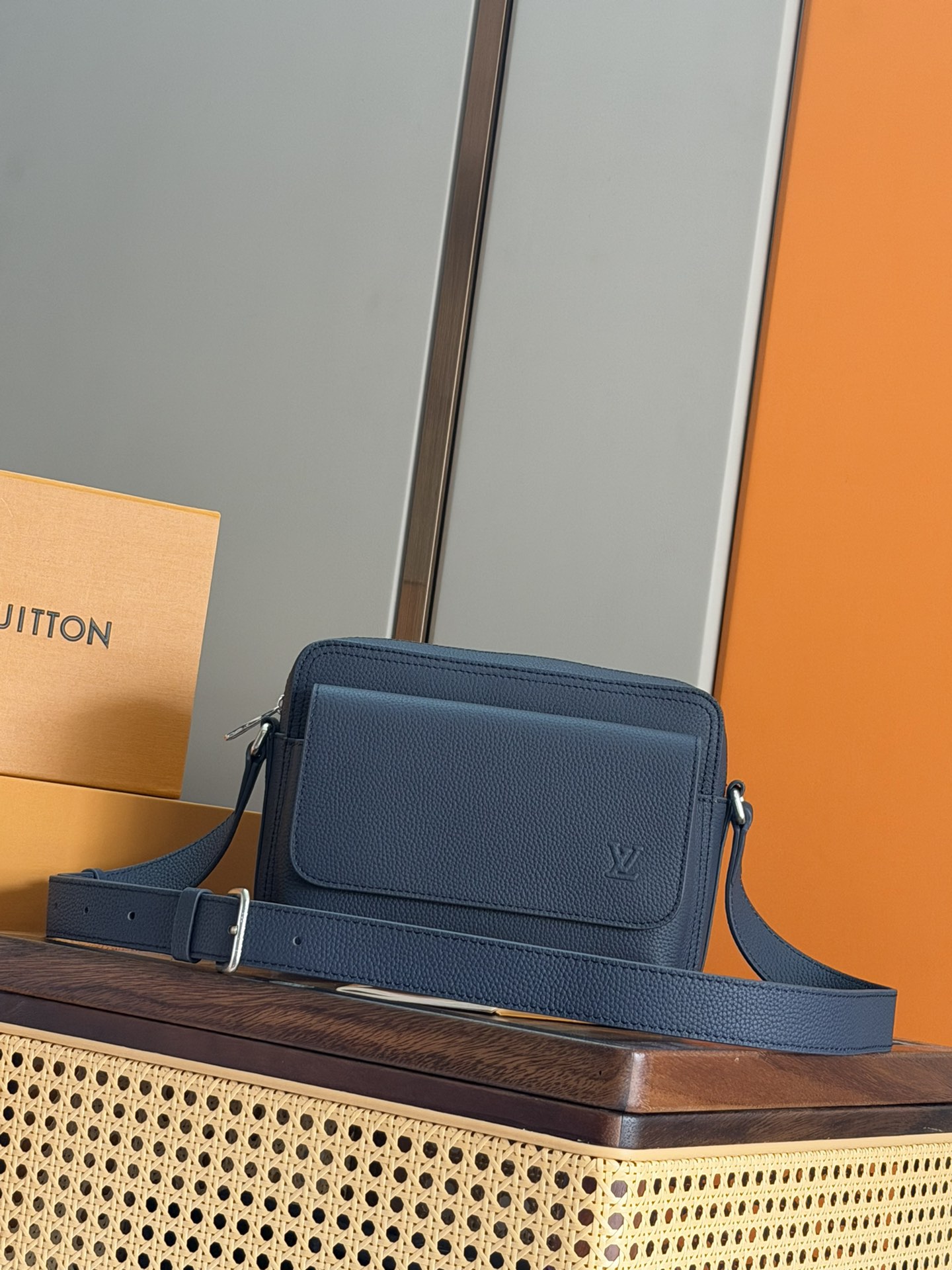 NO:584002,P【163C01 dynamic chip】 [BOARDING messenger bag] Model m15260 Blue/Business Original cowhide all-steel hardware Boarding messenger bag is made of lightweight and wear-resistant waxed cowhide, with a sophisticated configuration and internal and external patch pockets for proper storage of an 8.3-inch tablet. Adjustable leather shoulder straps upgrade the comfort experience. Dimensions 18 x 9 x 24 cm (height x width x  length), LV [top original order], louis vuitton, cowhide19860909P【163C01动态芯片】 ［BOARDING 邮差包］ 型号m15260 蓝色/商务 原厂牛皮全钢五金 Boarding 邮差包取材轻质耐磨的蜡面牛皮革,为精巧构型搭配内外贴袋,便于妥善存放 8.3 寸平板电脑.可调节皮革肩带升级舒适体验. 尺寸18 x 9 x 24 厘米 (高 x 宽 x 长度),LV【顶级原单】,louis vuitton,cowhide,Bag