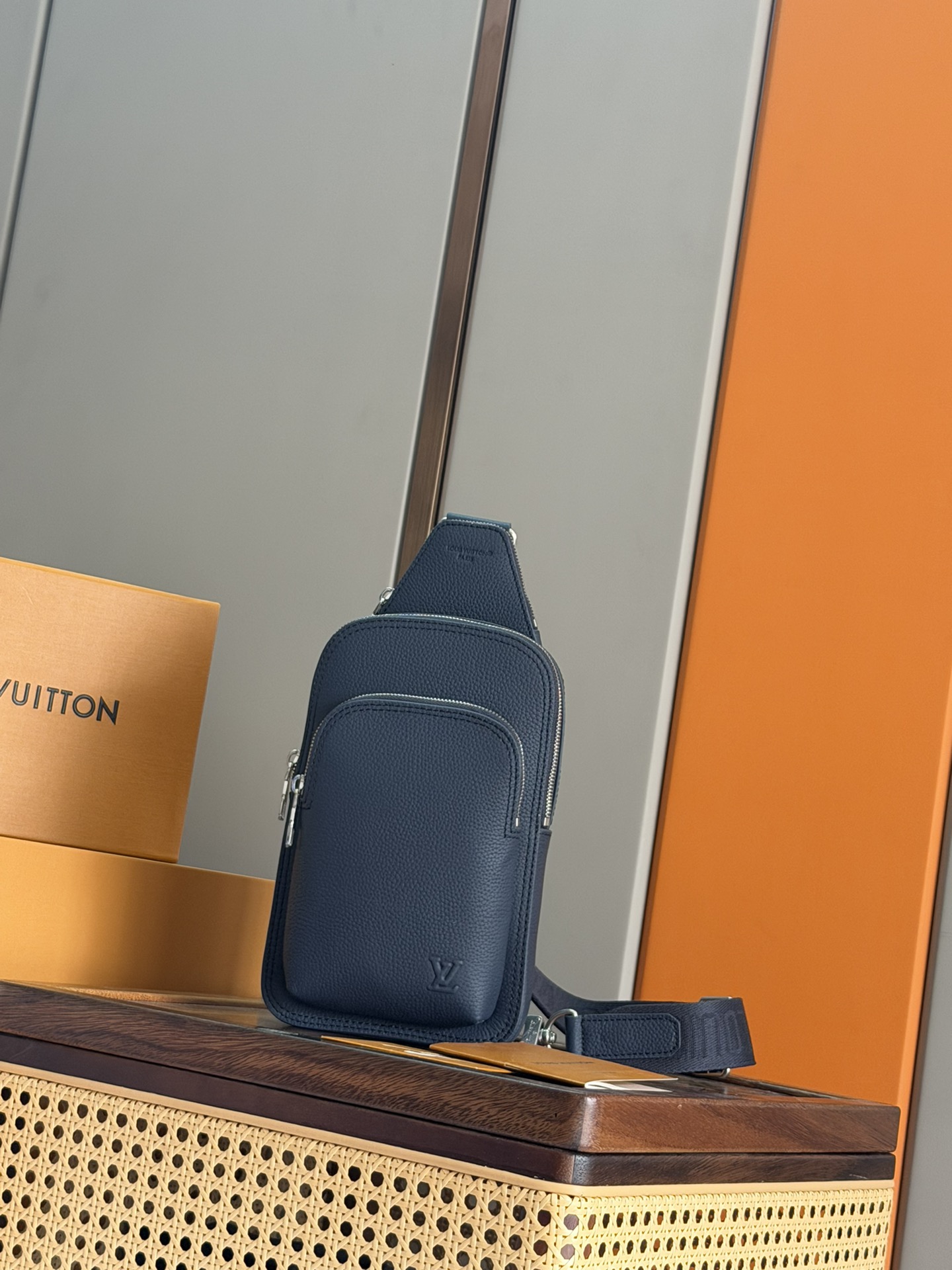 NO:584006,P [163C01 Dynamic Chip] Model M15256 Blue Top Original Leather 'Avenue Sling Bag PM' with excellent durability and flexibility. Embossed on the LV initials of the 'LV Aerogram' series. Main compartment, zippered front pocket, small triangular zippered pocket design. Can be worn from either shoulder with an adjustable shoulder strap. Size is 16 x 33 x  5.7 cm. (width x height x thickness), LV [top quality original order], louis vuitton19860909P【163C01动态芯片】 型号M15256蓝色 顶级原单 兼具优异耐久性和柔韧性的皮革“Avenue Sling Bag PM”.在“LV Aerogram”系列的LV首字母上进行了压花处理.主隔间、拉链式前口袋、小三角形拉链式口袋的设计.可以用可调节的肩带从任意一侧肩部佩戴. 尺寸为16 x 33 x 5.7厘米.（宽x高x厚）,LV【顶级原单】,louis vuitton,Bag