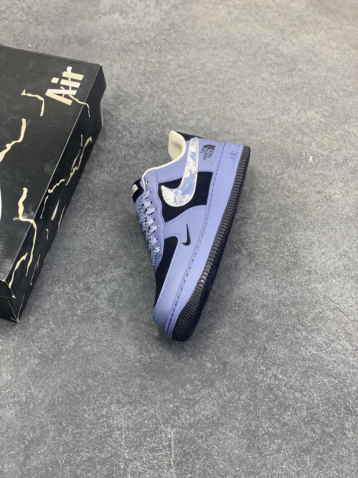 图片[7]-Nike Air Force 1 \’07 Low “北面联名——雪山黑蓝银”空军一号 高端定制 低帮 运动鞋 休闲鞋 折边针车 工艺难度大 原楦头原纸板 原装鞋盒 定制五金配件 内置全掌气垫 原厂鞋底 货号：KJ1688-018 尺码：36 36.5 37.5 38 38.5 39 40 40.5 41 42 42.5 43 44 44.5 45-选品中心