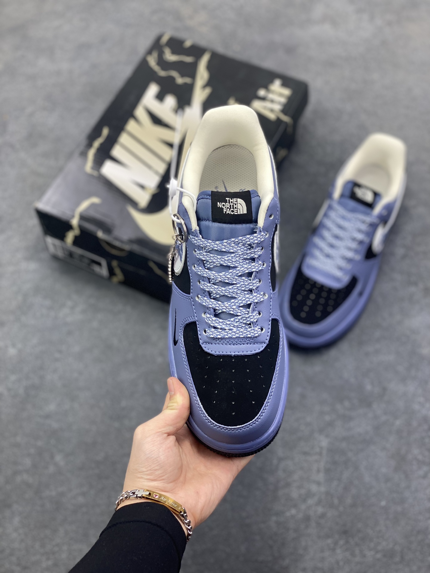 图片[2]-Nike Air Force 1 \’07 Low “北面联名——雪山黑蓝银”空军一号 高端定制 低帮 运动鞋 休闲鞋 折边针车 工艺难度大 原楦头原纸板 原装鞋盒 定制五金配件 内置全掌气垫 原厂鞋底 货号：KJ1688-018 尺码：36 36.5 37.5 38 38.5 39 40 40.5 41 42 42.5 43 44 44.5 45-选品中心