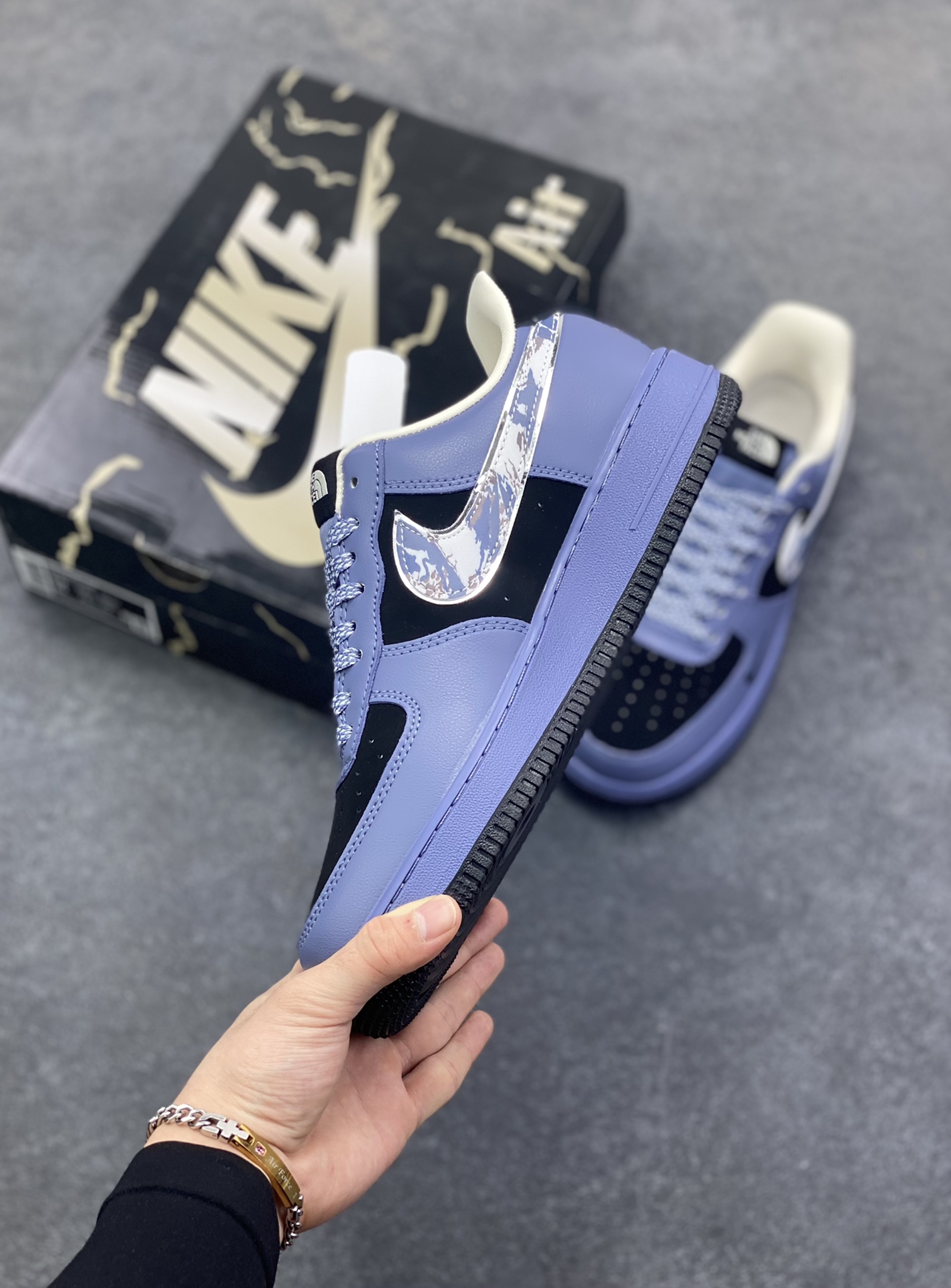 图片[3]-Nike Air Force 1 \’07 Low “北面联名——雪山黑蓝银”空军一号 高端定制 低帮 运动鞋 休闲鞋 折边针车 工艺难度大 原楦头原纸板 原装鞋盒 定制五金配件 内置全掌气垫 原厂鞋底 货号：KJ1688-018 尺码：36 36.5 37.5 38 38.5 39 40 40.5 41 42 42.5 43 44 44.5 45-选品中心