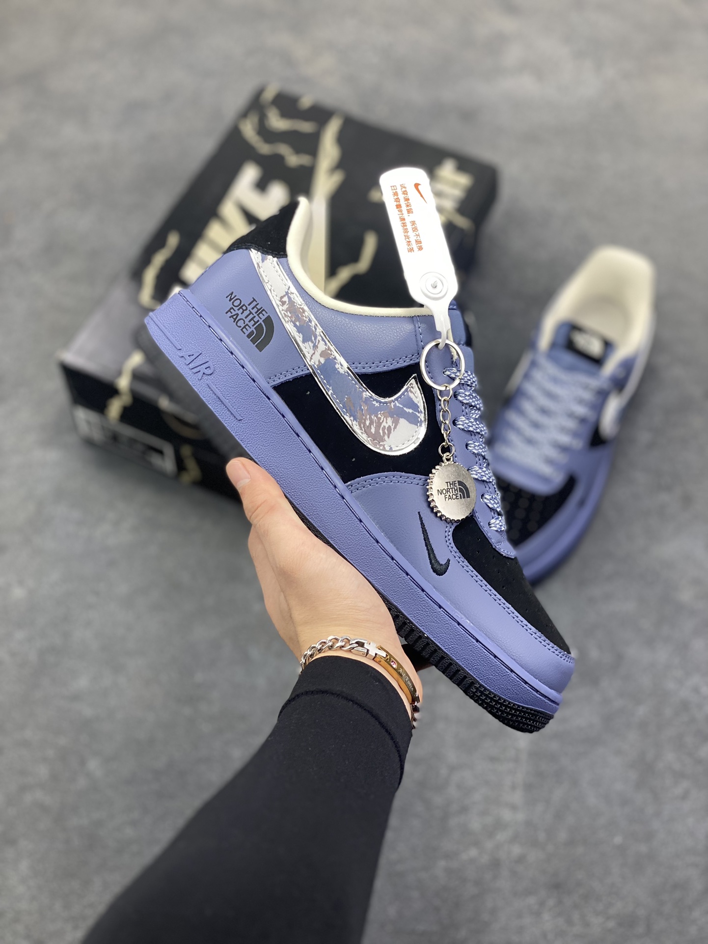 Nike Air Force 1 \'07 Low “北面联名——雪山黑蓝银”空军一号 高端定制 低帮 运动鞋 休闲鞋 折边针车 工艺难度大 原楦头原纸板 原装鞋盒 定制五金配件 内置全掌气垫 原厂鞋底 货号：KJ1688-018 尺码：36 36.5 37.5 38 38.5 39 40 40.5 41 42 42.5 43 44 44.5 45-选品中心
